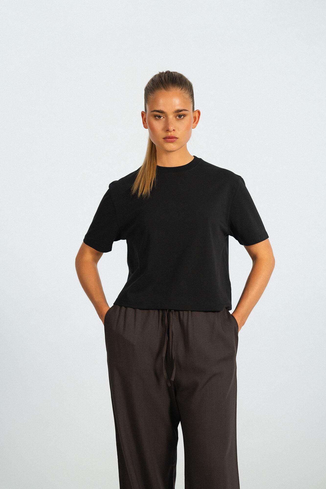 T-Shirt Lou in Schwarz von vorne by VIVAL.STUDIO