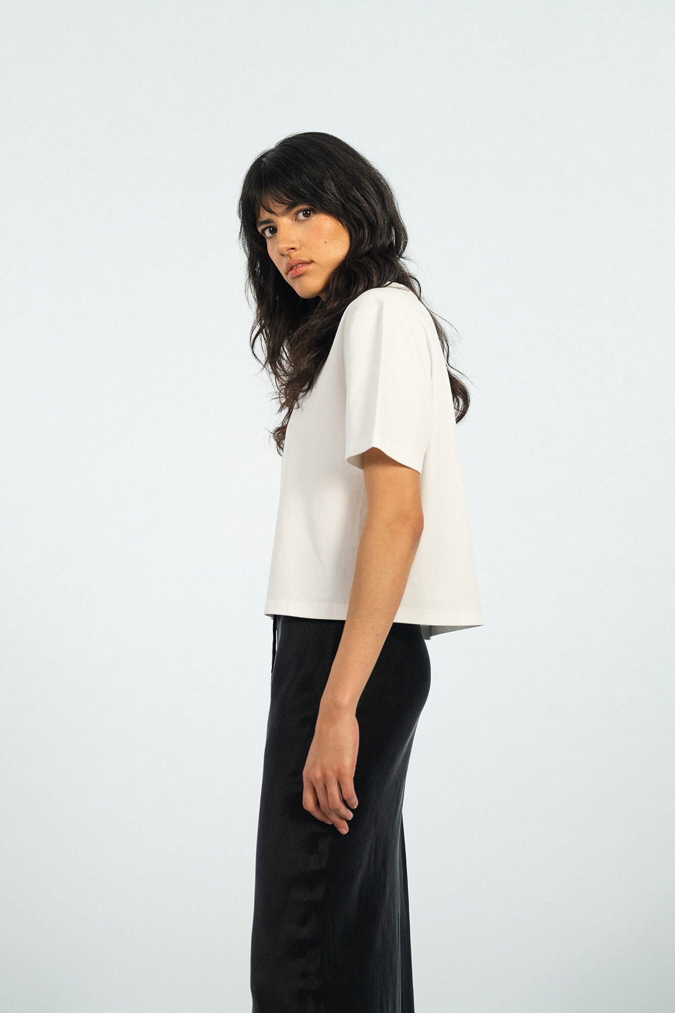 T-Shirt Lou in Weiß seitlich by VIVAL.STUDIO