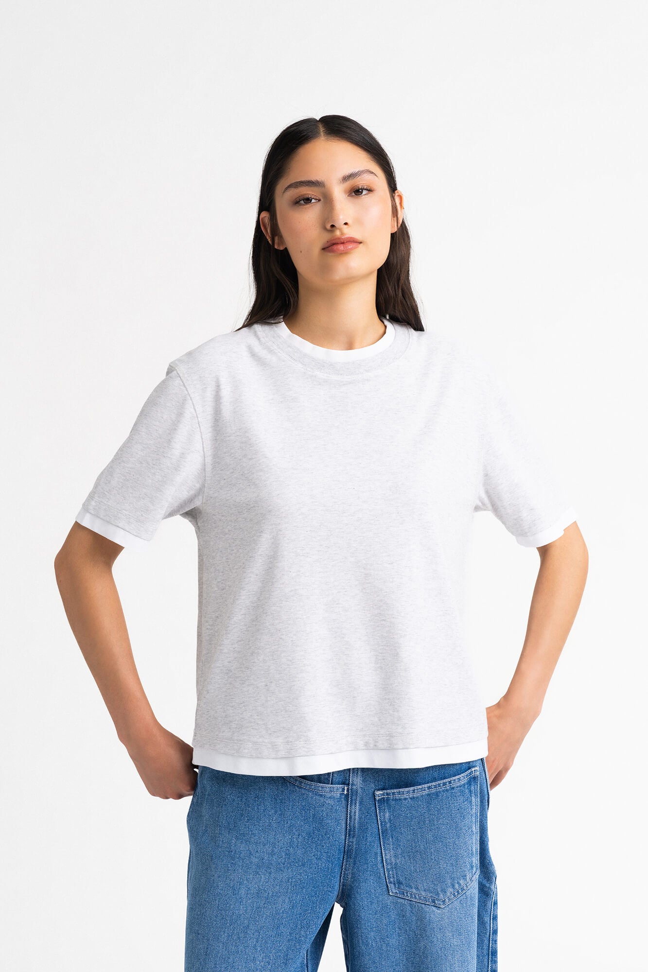 T-Shirt Loui in Hellgrau Melange von vorne by VIVAL.STUDIO