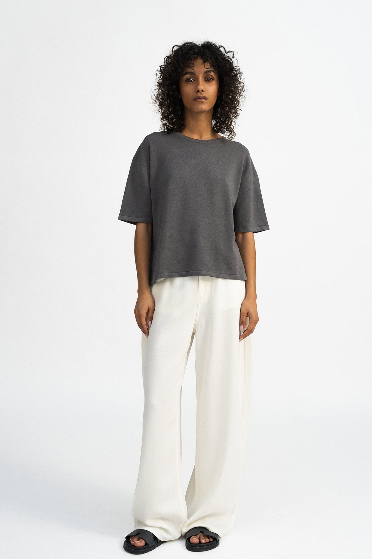 T-Shirt Rim in Granit von vorne by VIVAL.STUDIO