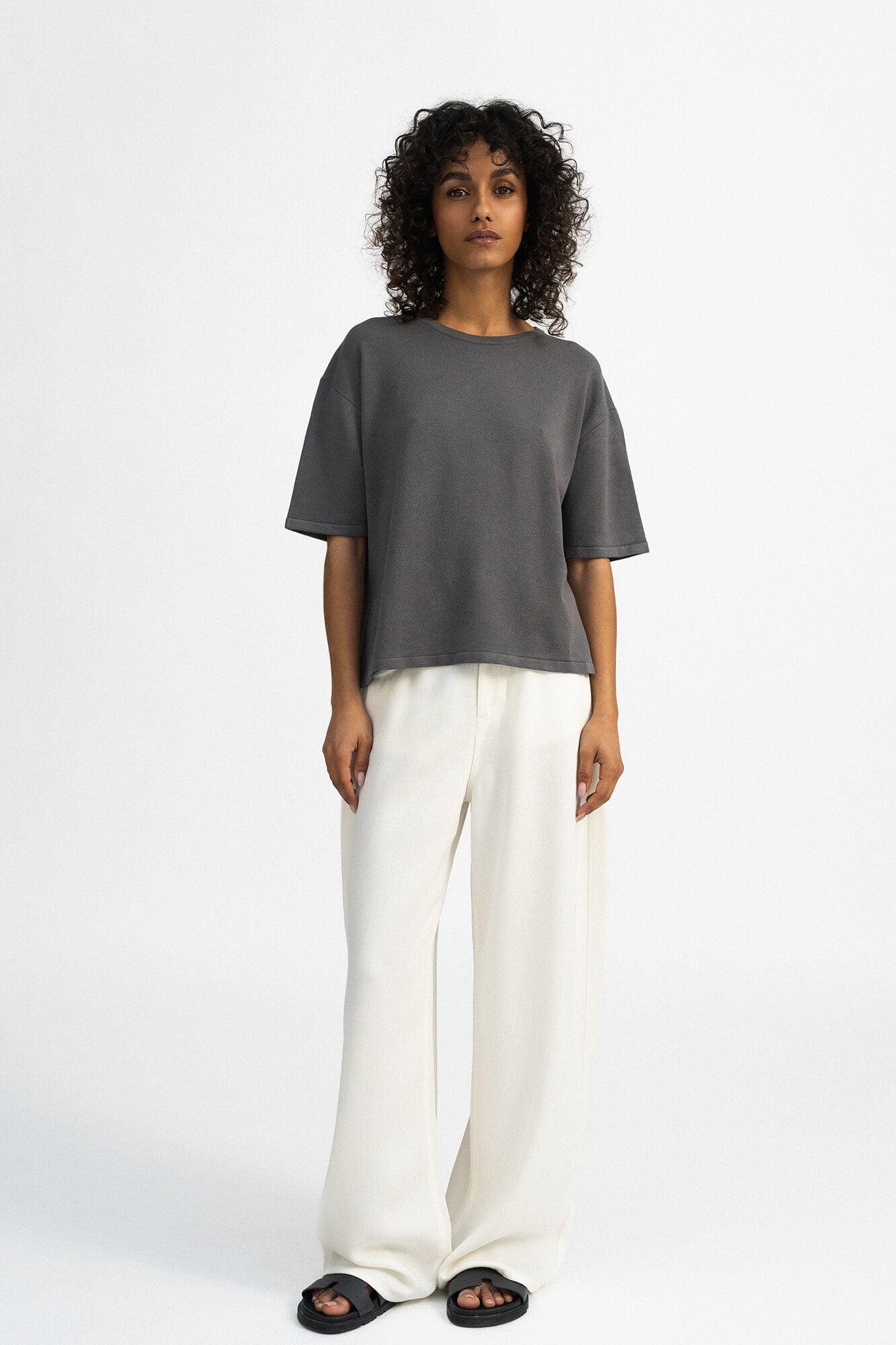 T-Shirt Rim in Granit von vorne by VIVAL.STUDIO