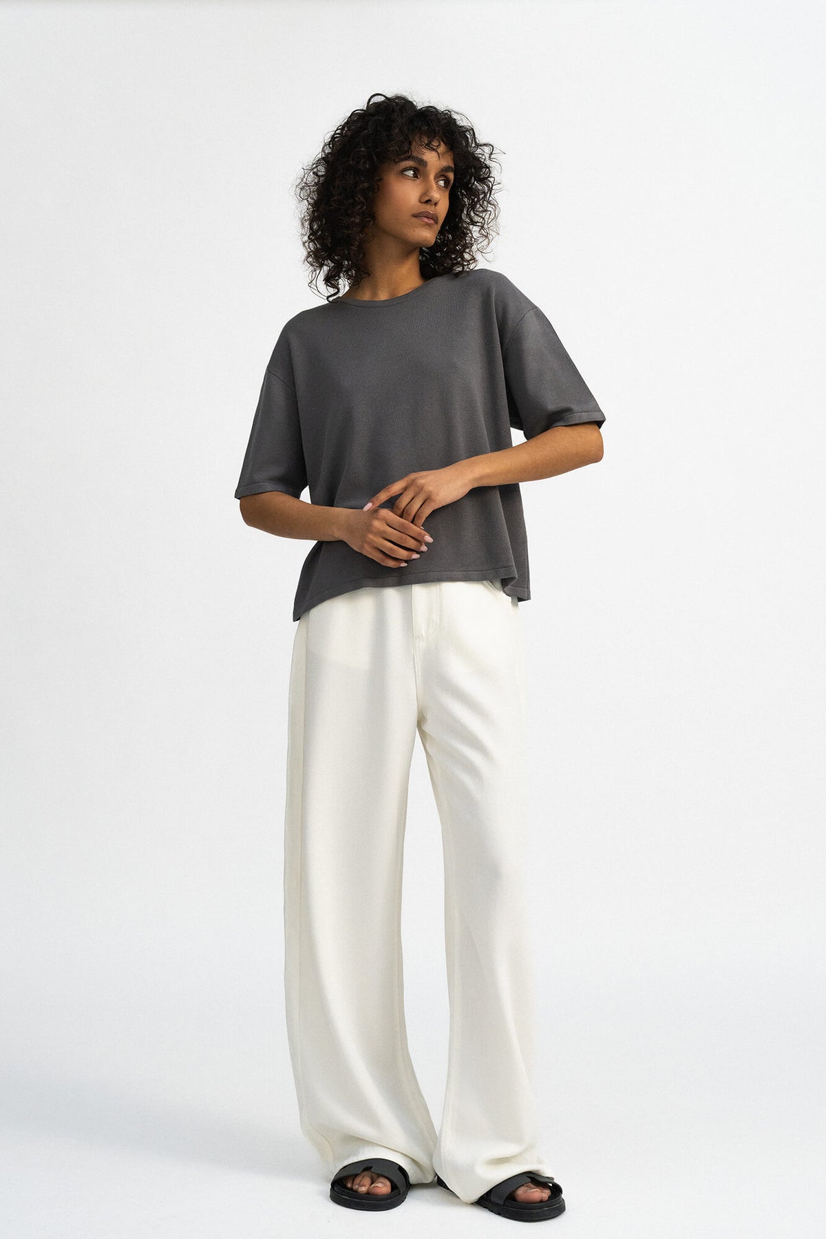 T-Shirt Rim in Granit von vorne by VIVAL.STUDIO