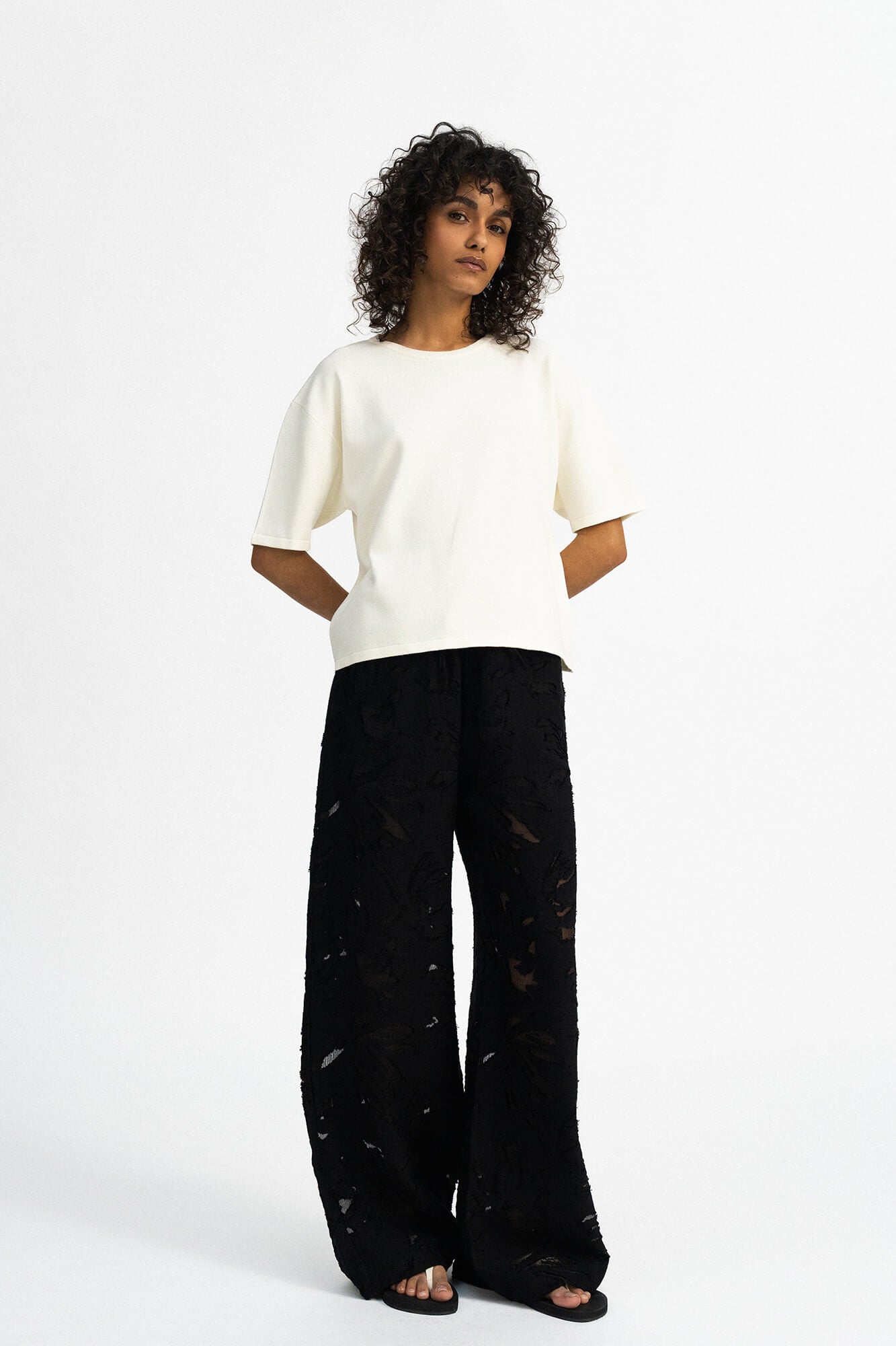 T-Shirt Rim in Offwhite von vorne by VIVAL.STUDIO