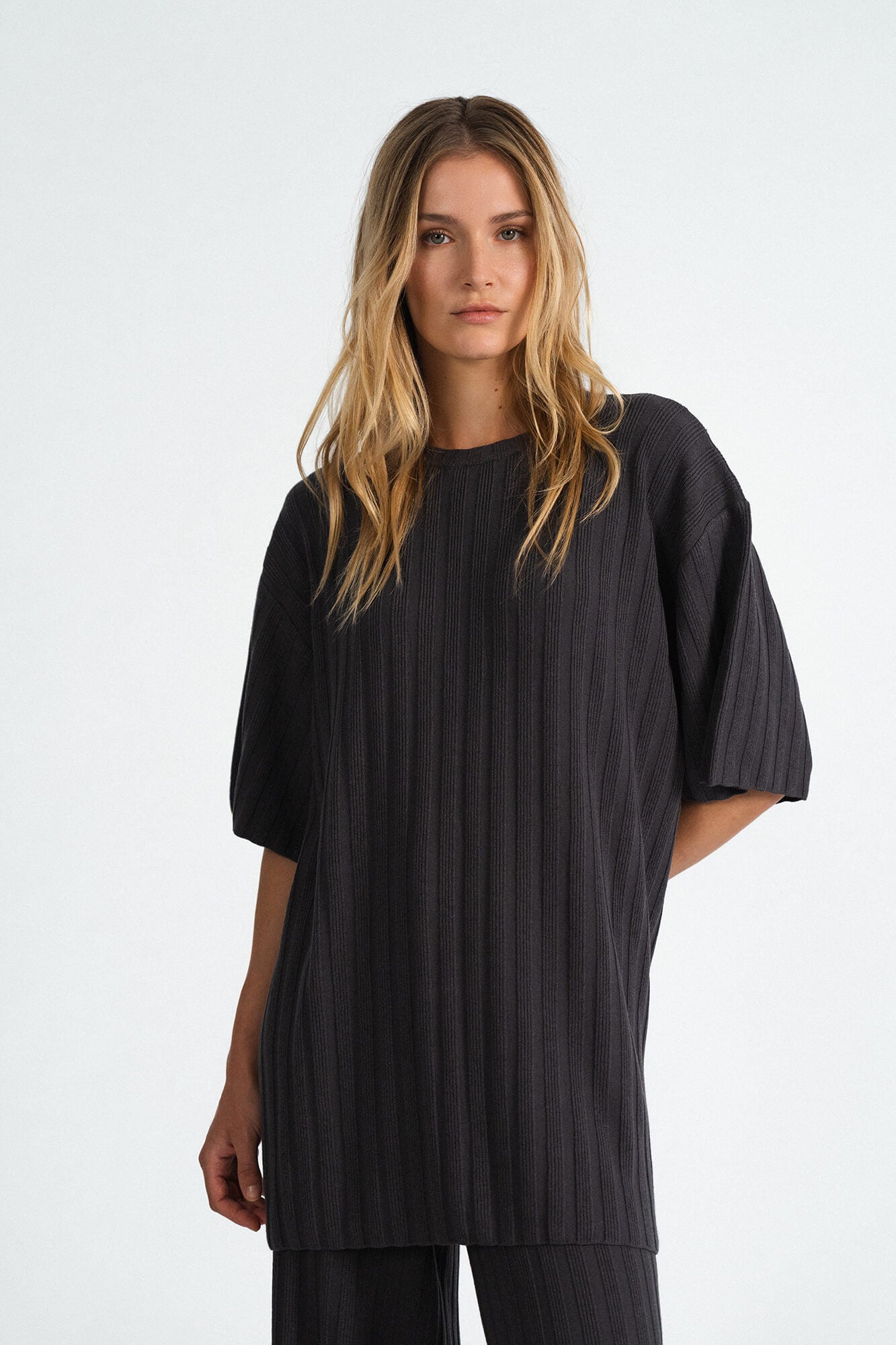 T-Shirt Romy in Asphalt von vorne by VIVAL.STUDIO