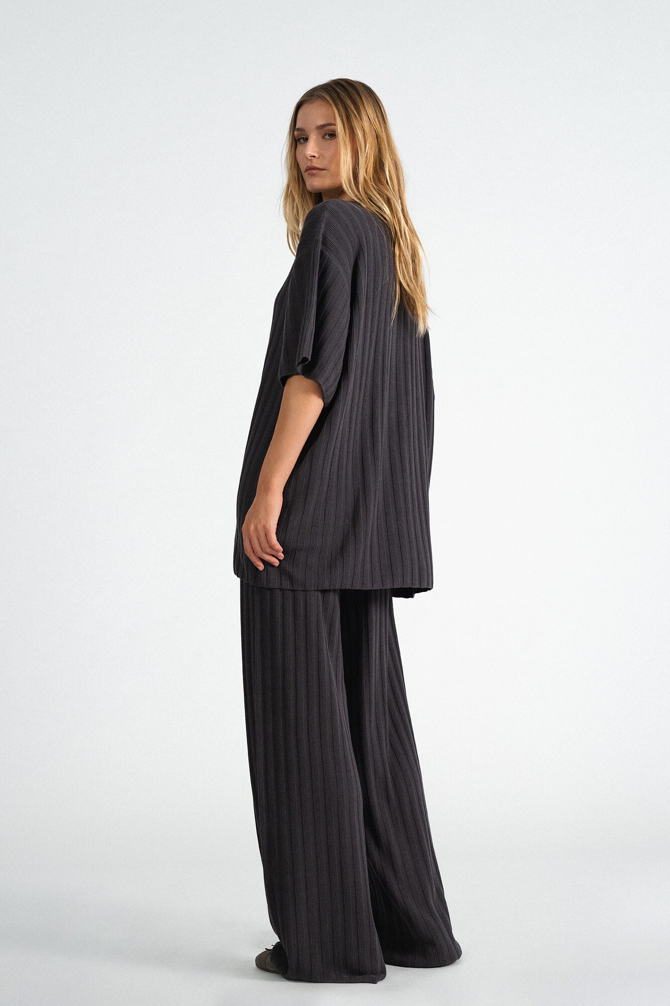 T-Shirt Romy in Asphalt von hinten by VIVAL.STUDIO