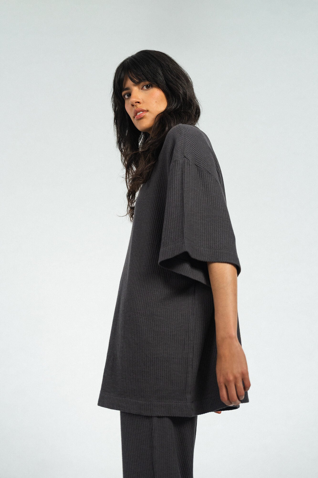 T-Shirt Skye in Asphalt seitlich by VIVAL.STUDIO