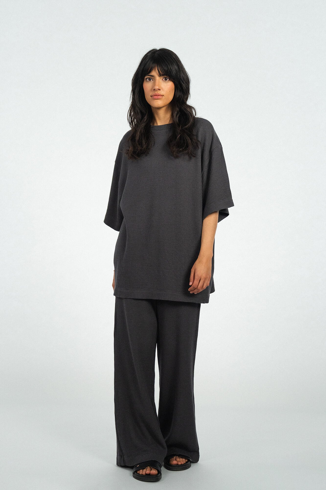 T-Shirt Skye in Asphalt von vorne by VIVAL.STUDIO