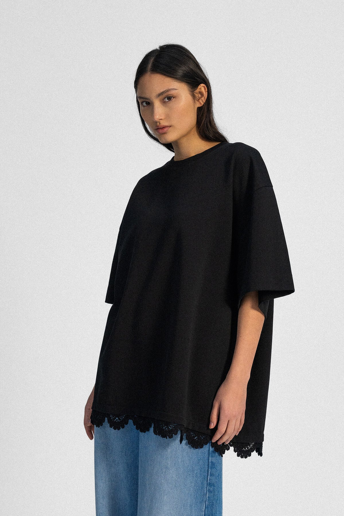 T-Shirt Sue in Schwarz Crochet von der Seite by VIVAL.STUDIO