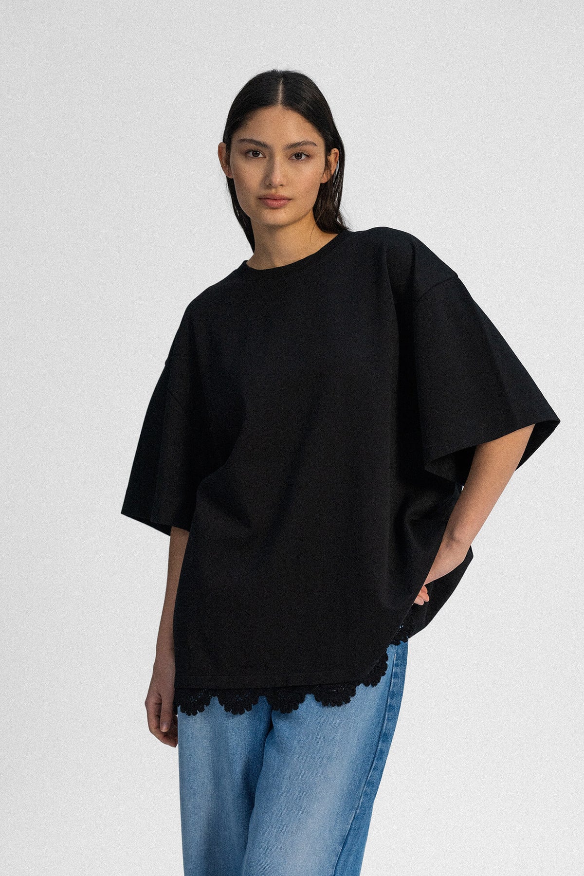 T-Shirt Sue in Schwarz Crochet von vorne by VIVAL.STUDIO