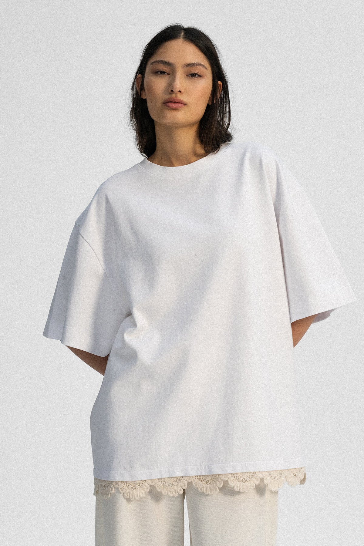 T-Shirt Sue in Weiß Crochet von vorne by VIVAL.STUDIO