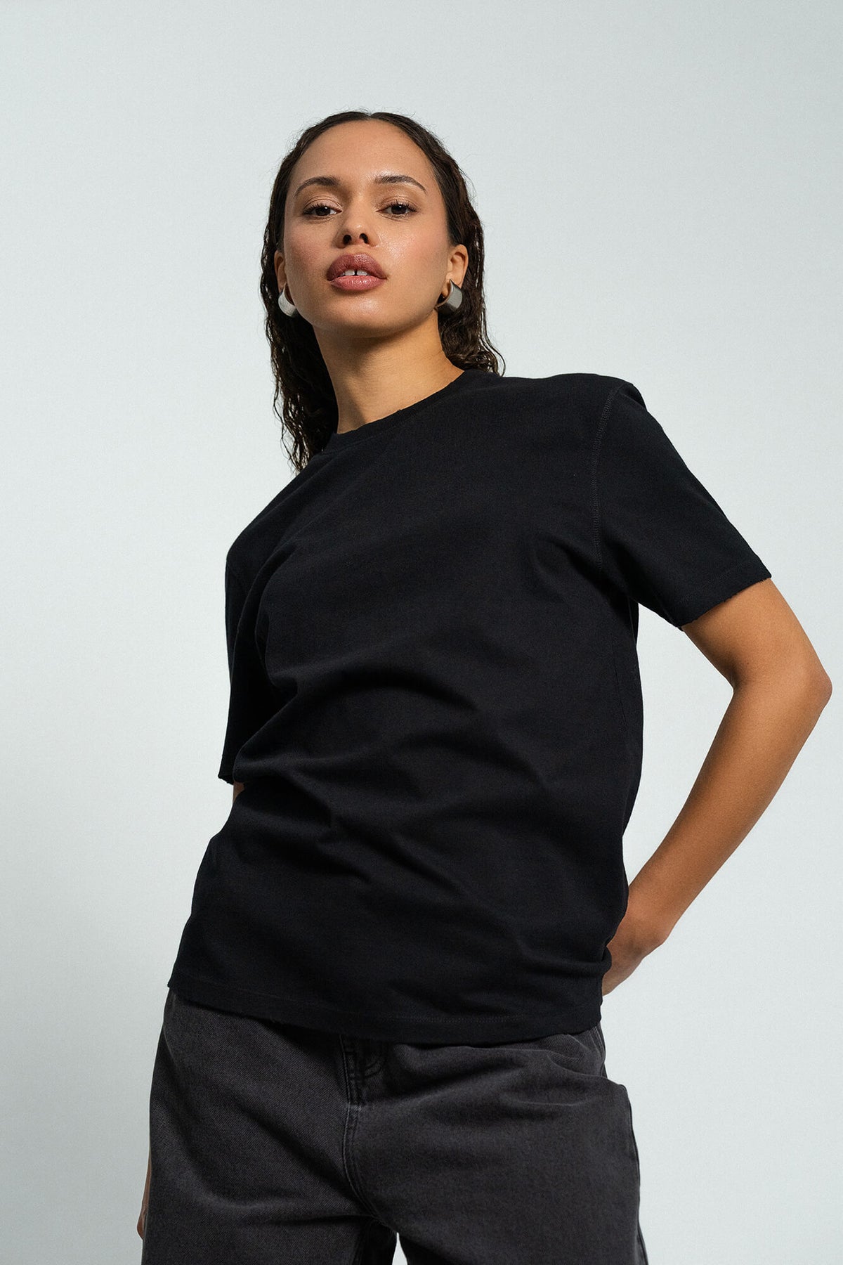 T-Shirt Zoey in Schwarz by VIVAL.STUDIO