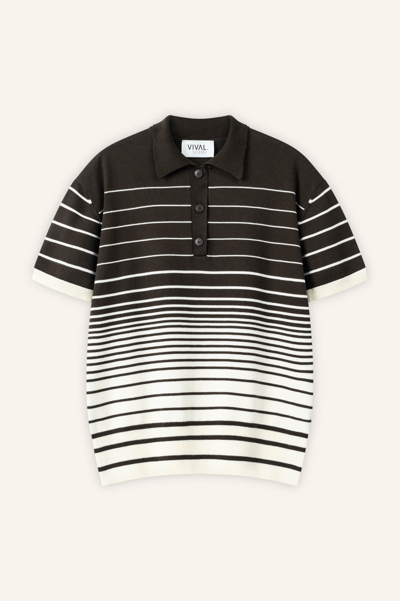 T-Shirt mit Polokragen Blair in Dunkelbraun und Offwhite gestreift von vorne by VIVAL.STUDIO
