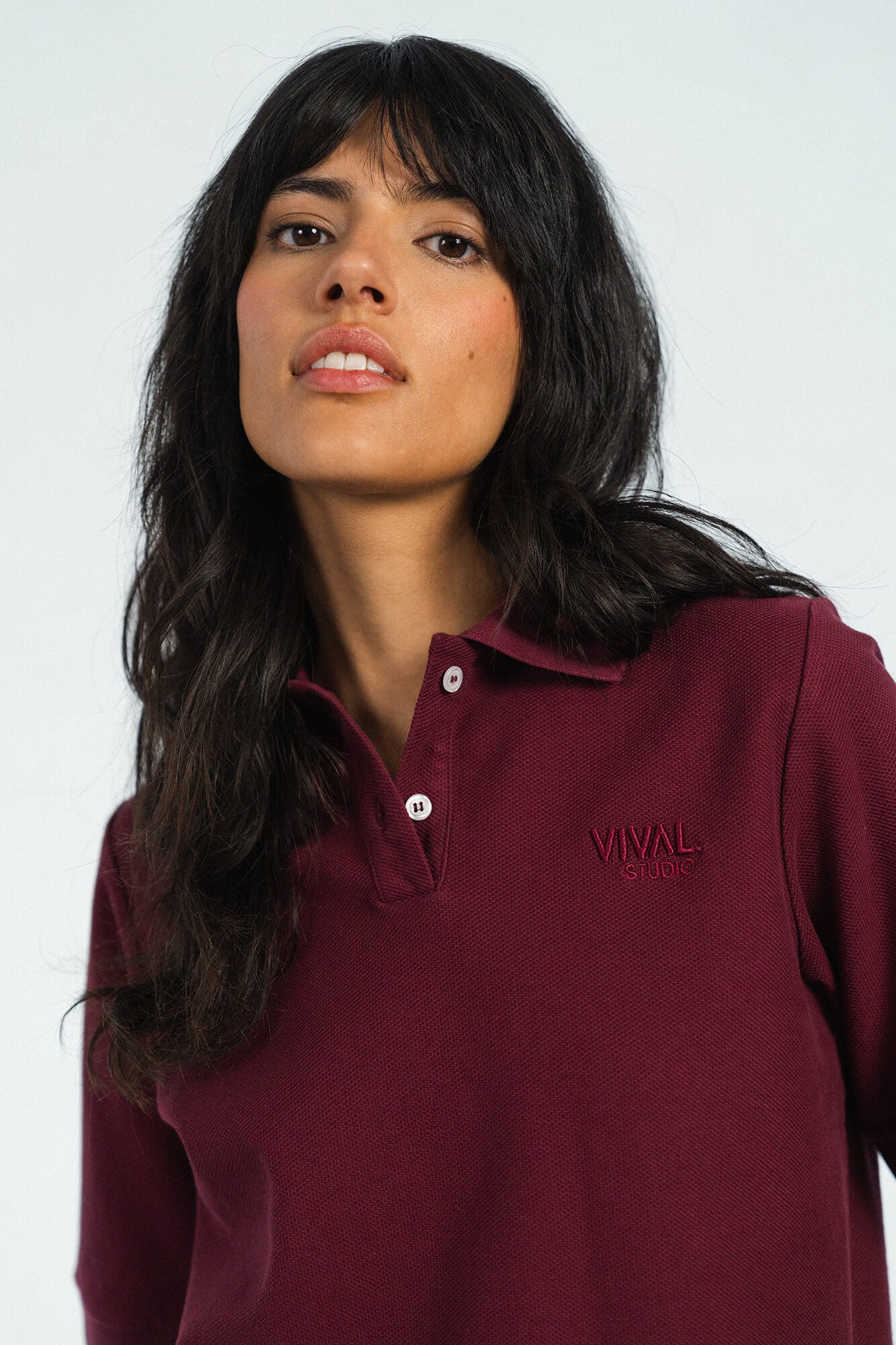 T-Shirt mit Polokragen Pat in Burgundy Detail by VIVAL.STUDIO