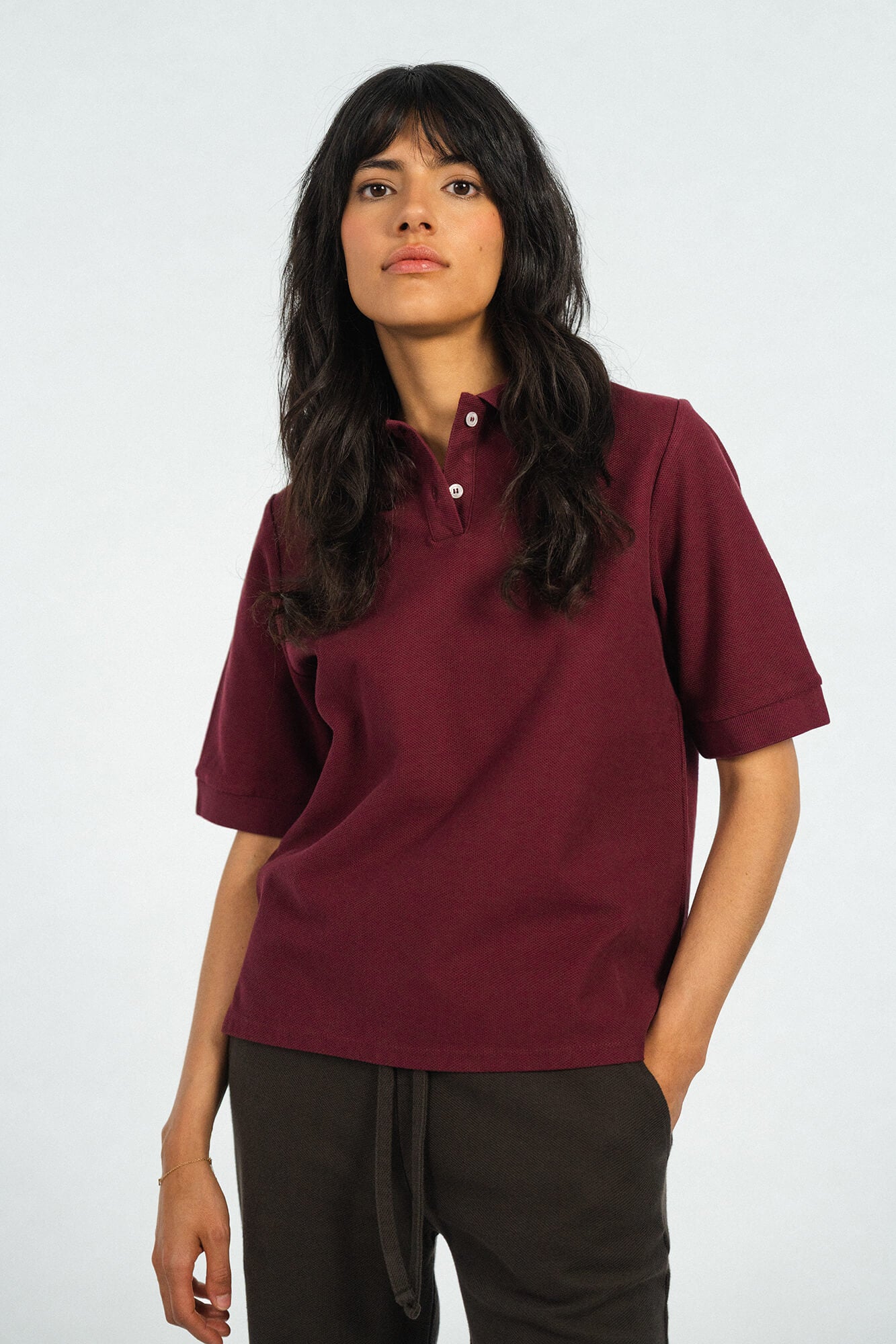 T-Shirt mit Polokragen Pat in Burgundy von vorne by VIVAL.STUDIO