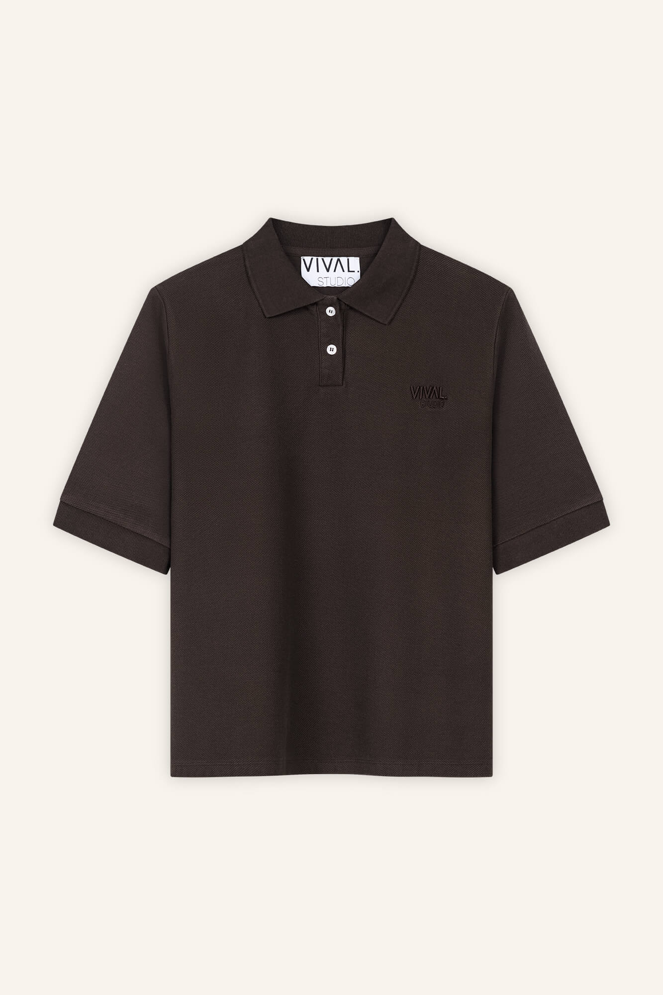 T-Shirt mit Polokragen Pat in Dunkelbraun von vorne by VIVAL.STUDIO