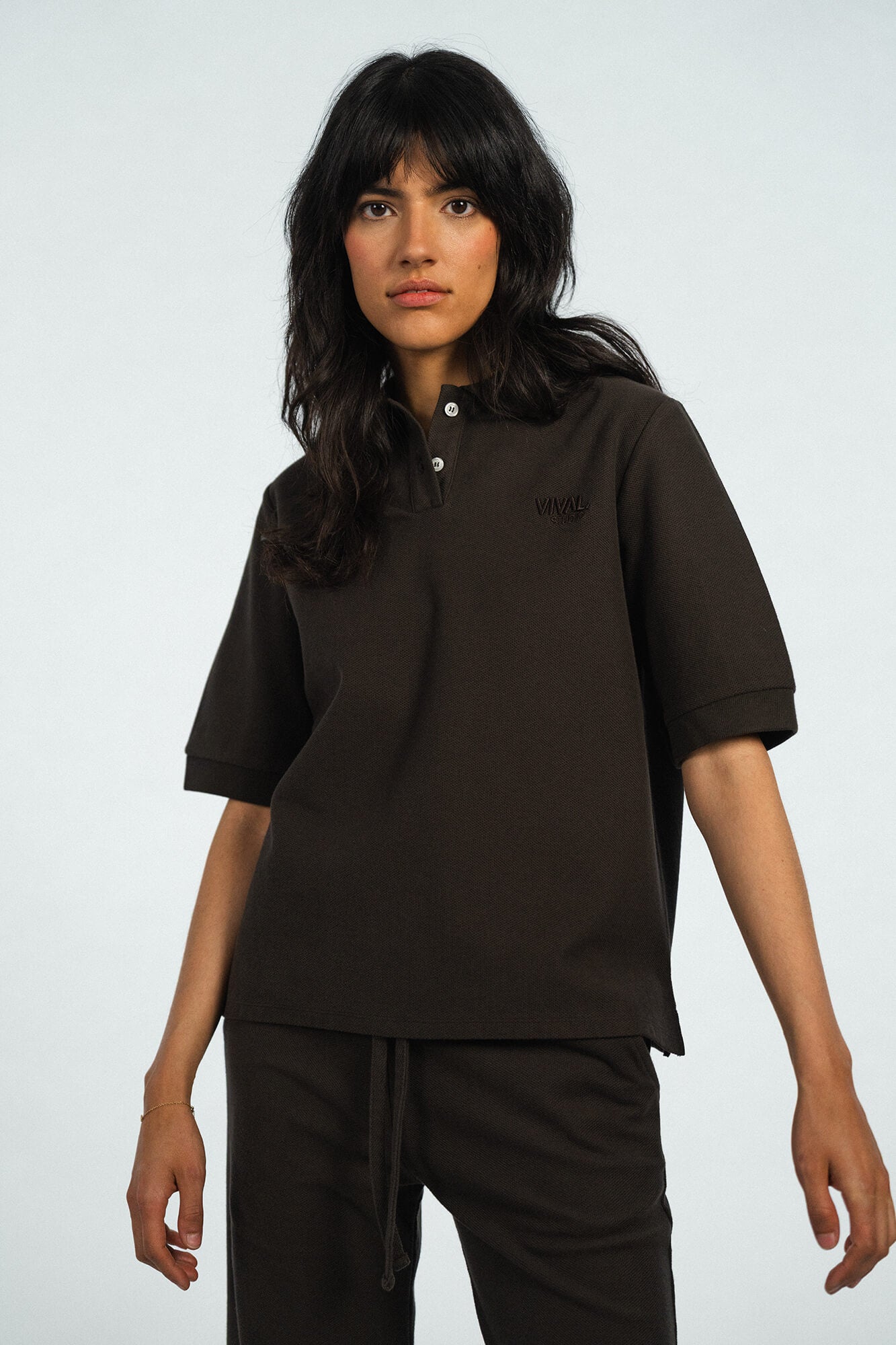 T-Shirt mit Polokragen Pat in Dunkelbraun von vorne by VIVAL.STUDIO