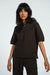 T-Shirt mit Polokragen Pat in Dunkelbraun von vorne by VIVAL.STUDIO