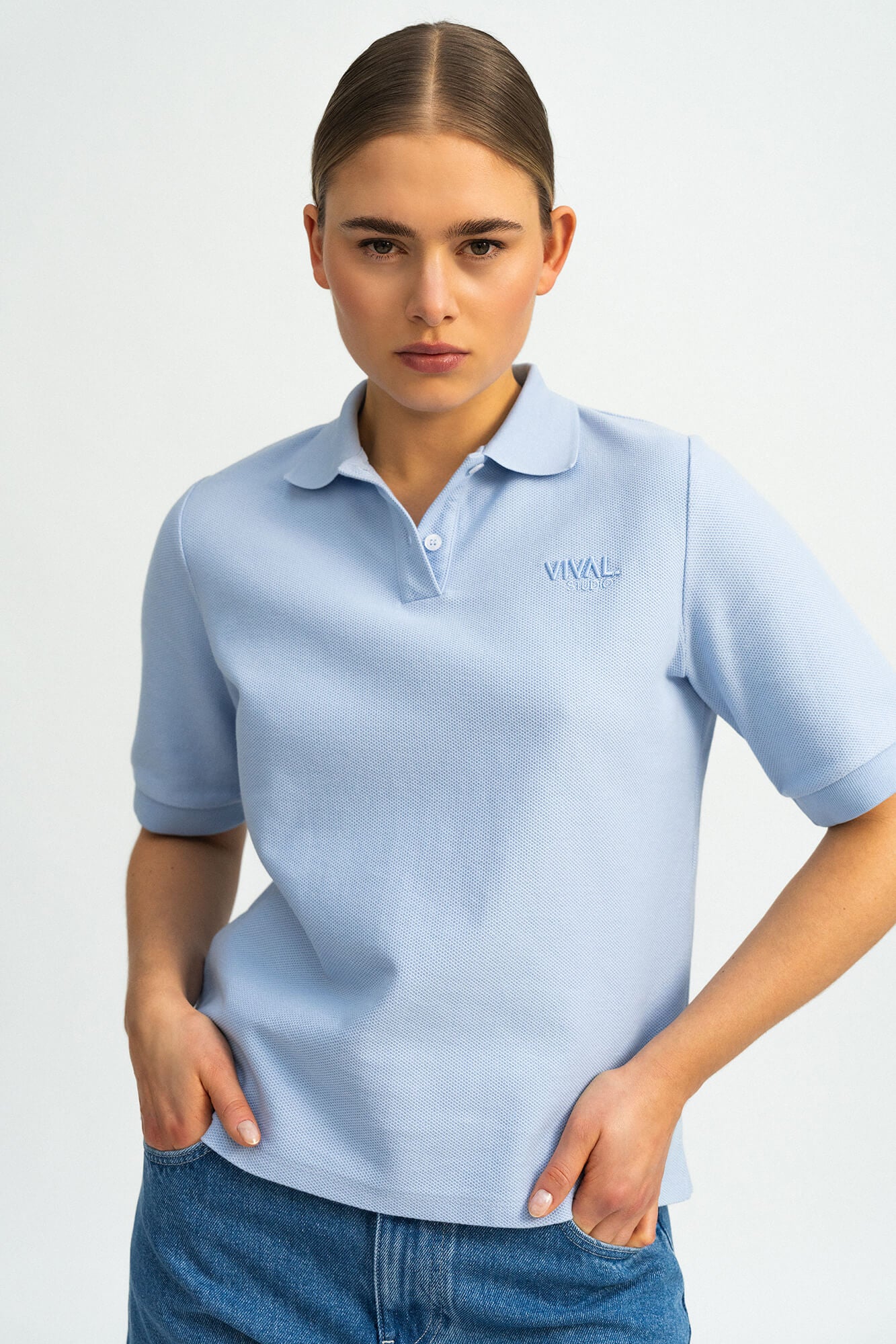 T-Shirt mit Polokragen Pat in Hellblau von vorne by VIVAL.STUDIO