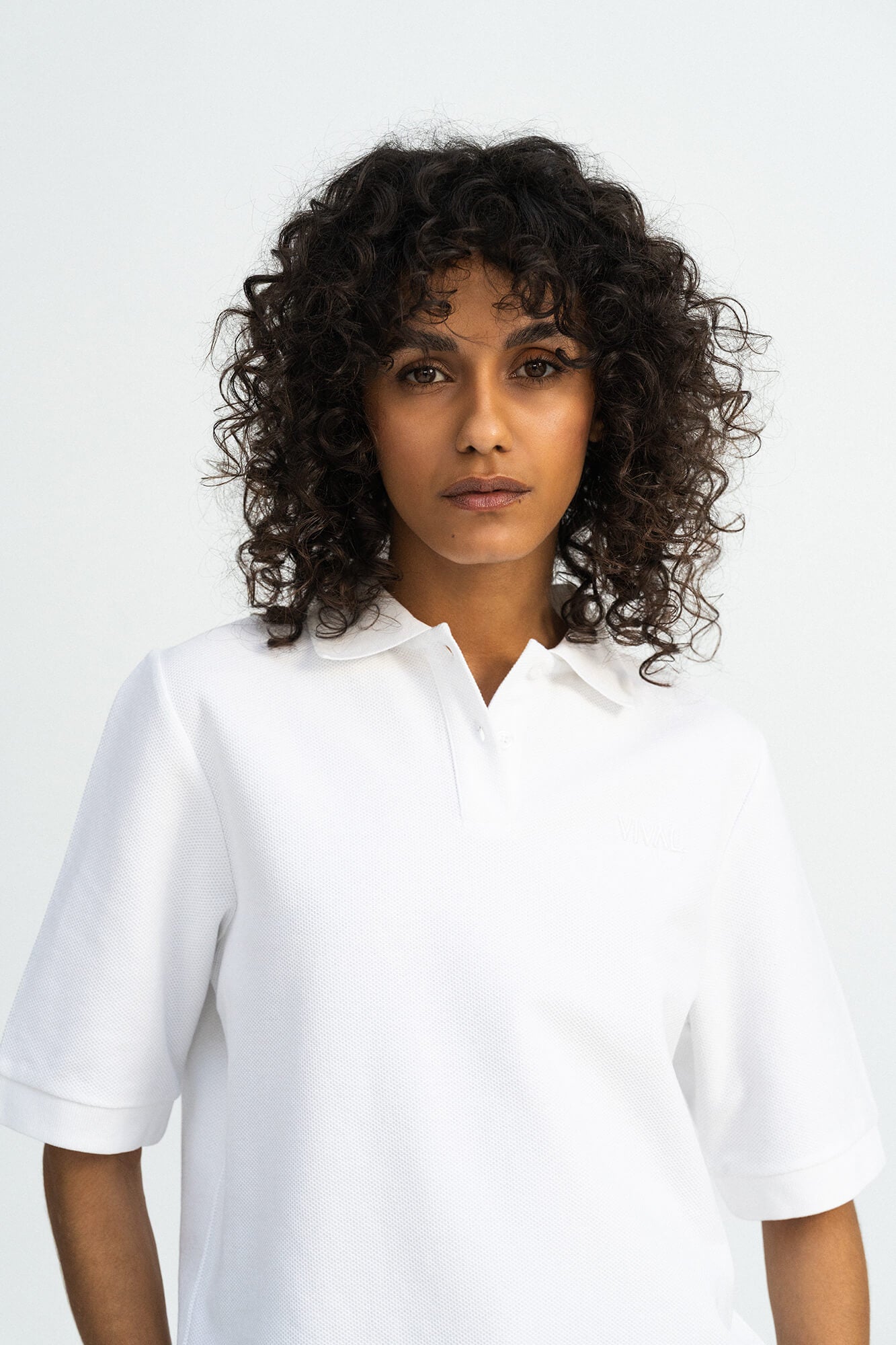 T-Shirt mit Polokragen Pat in Weiss von vorne by VIVAL.STUDIO