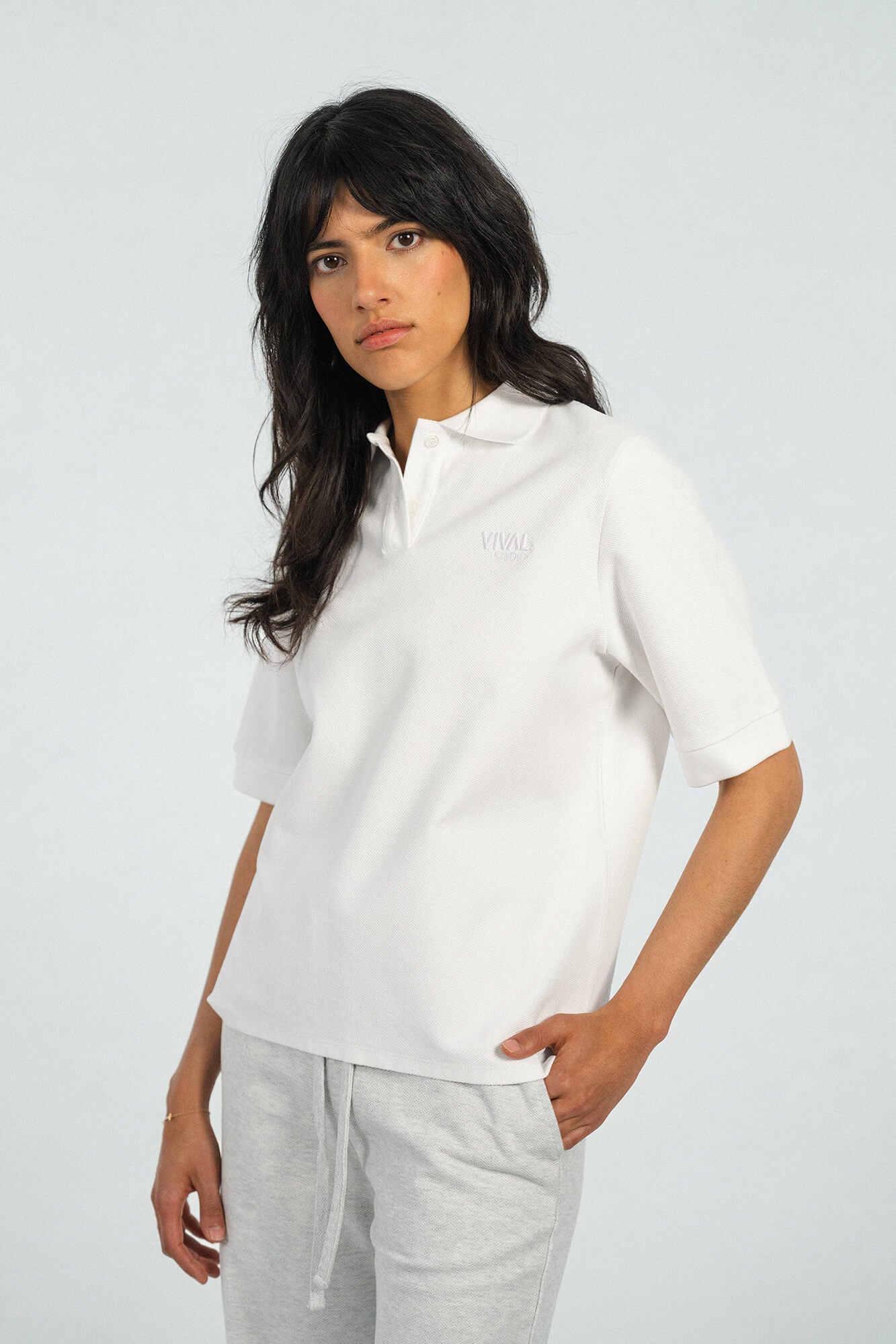 T-Shirt mit Polokragen Pat in Weiß von vorne by VIVAL.STUDIO