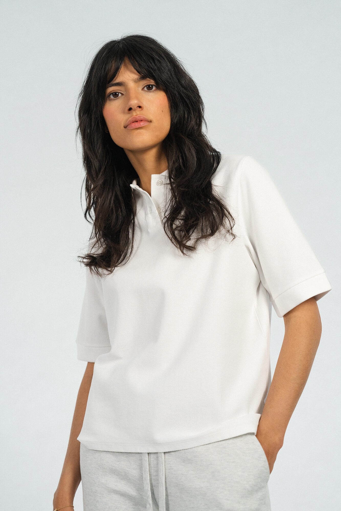 T-Shirt mit Polokragen Pat in Weiß von vorne by VIVAL.STUDIO