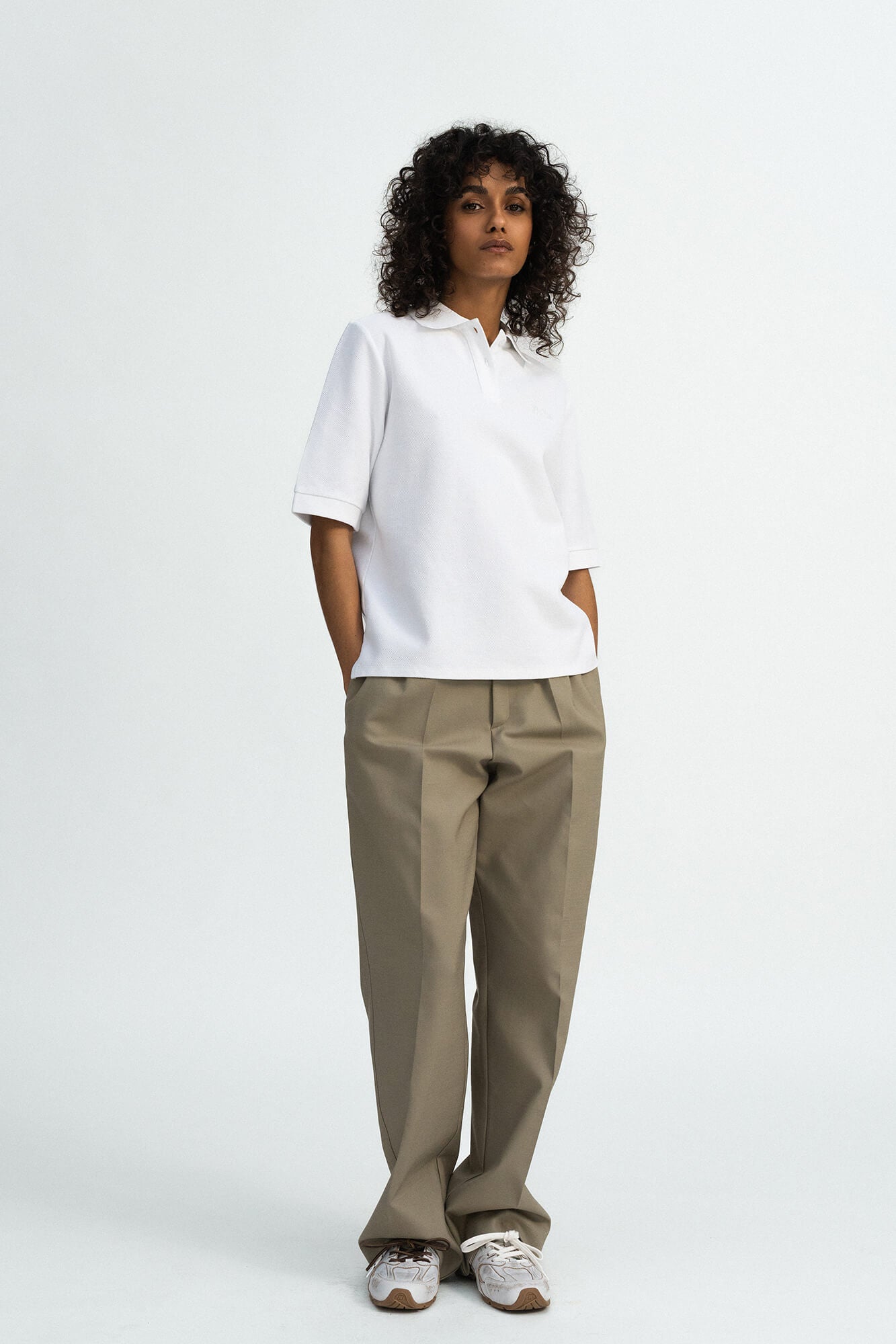 T-Shirt mit Polokragen Pat in Weiss von vorne by VIVAL.STUDIO