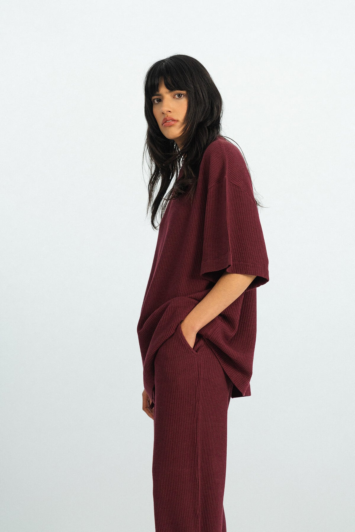 T-Shirt Skye in Burgundy von der seite by VIVAL.STUDIO