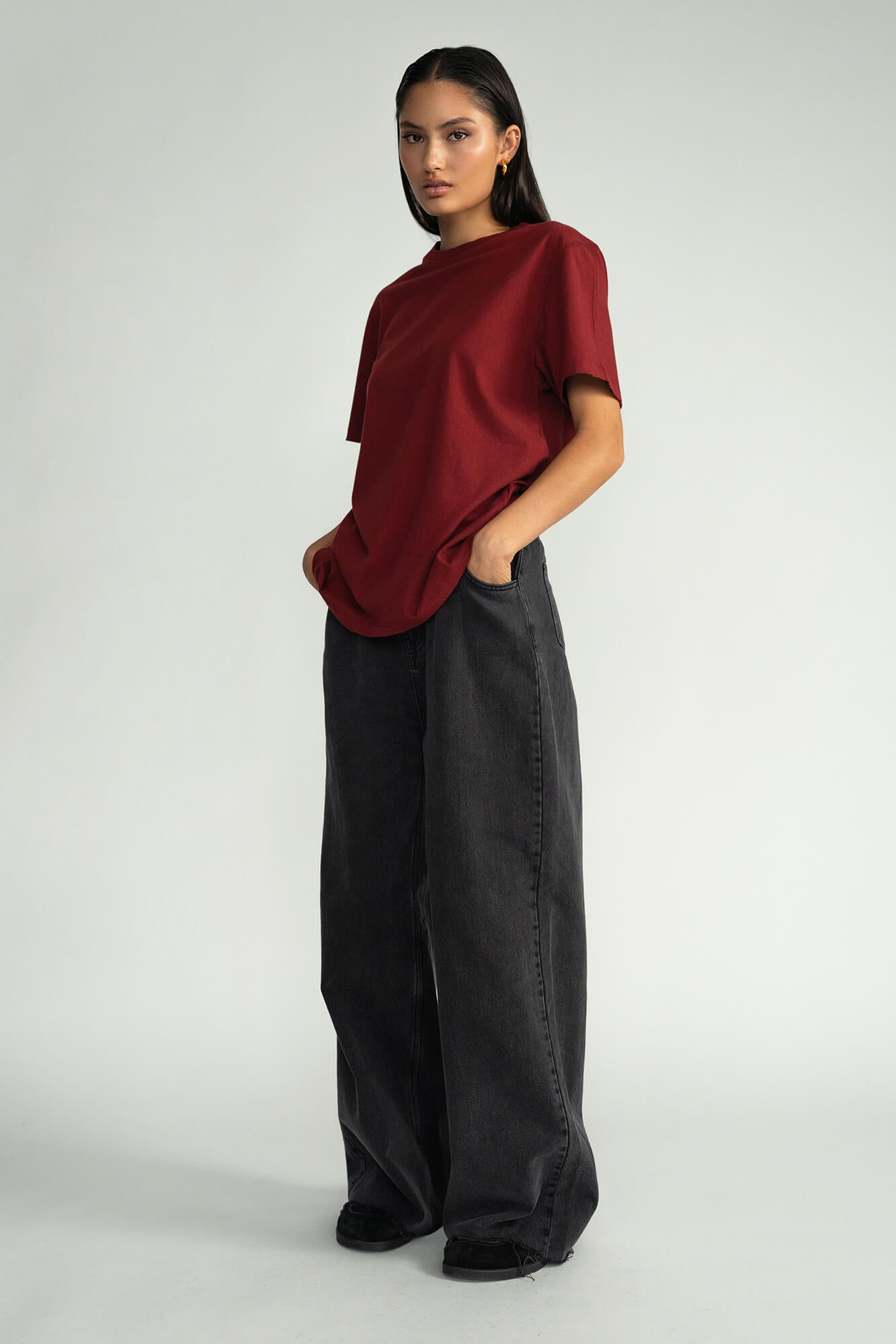 T-Shirt Zoey burgundy von vorne2 by VivalStudio