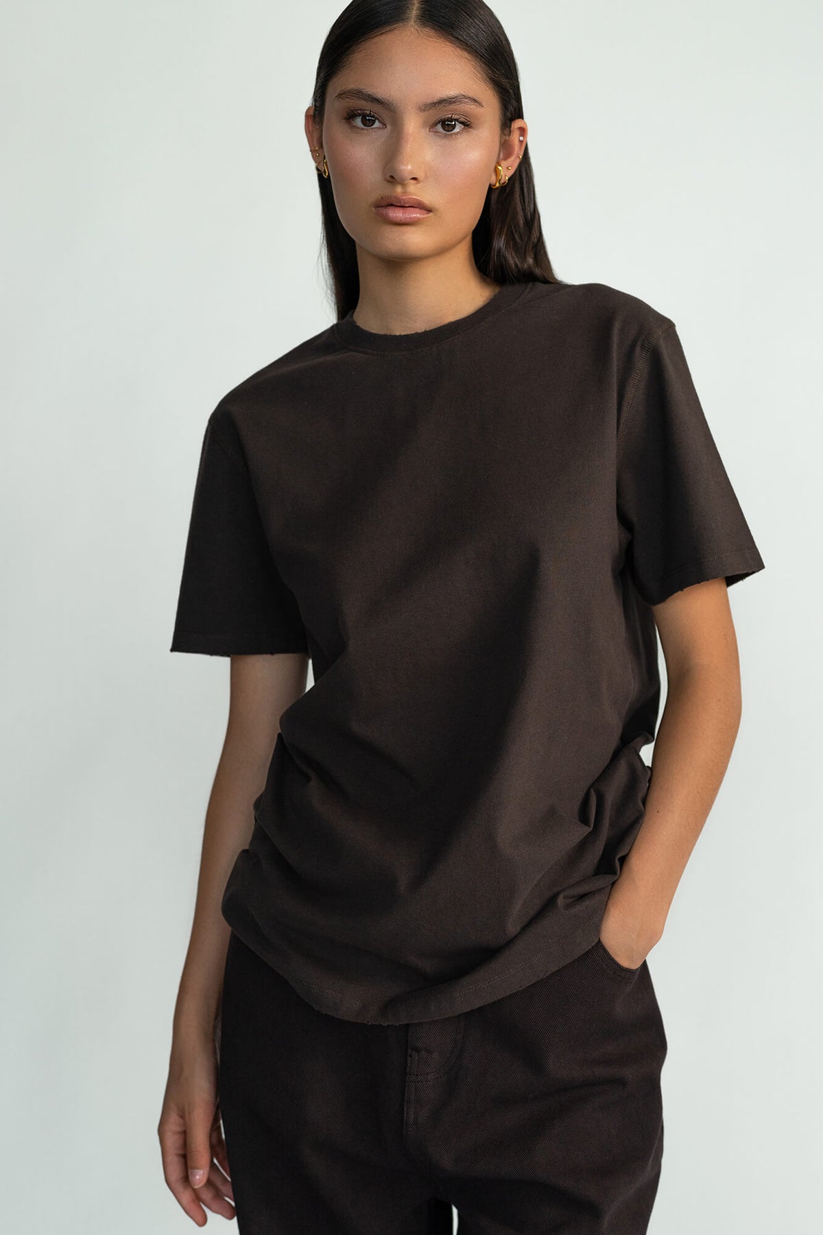 T-Shirt Zoey dunkelbraun von vorne2 by VivalStudio