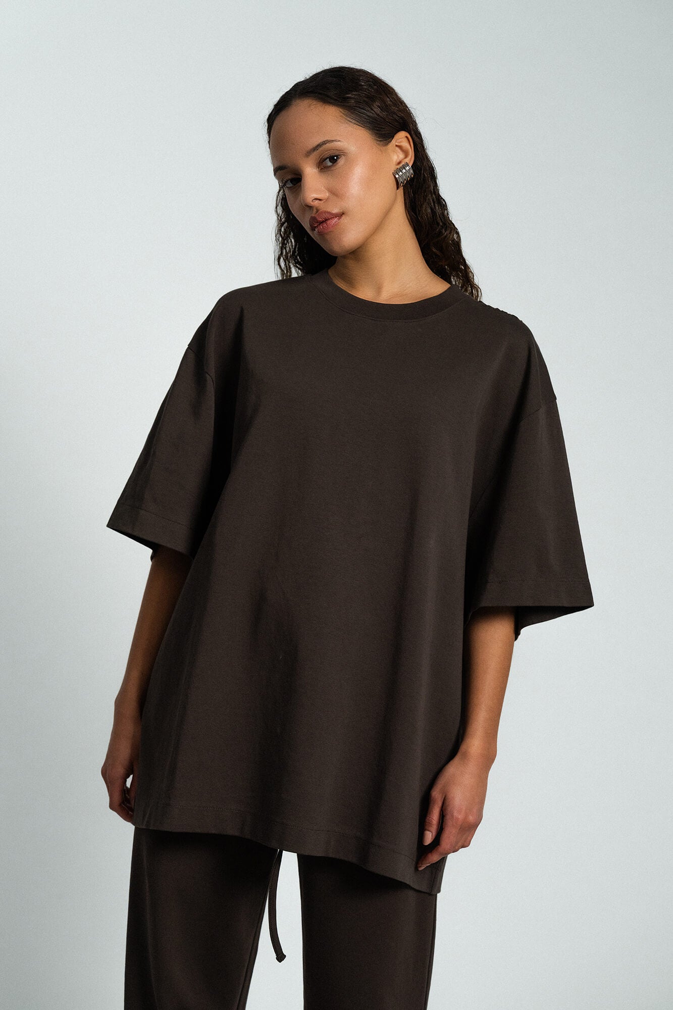 T-Shirt Sue dunkelbraun von vorne by VivalStudio