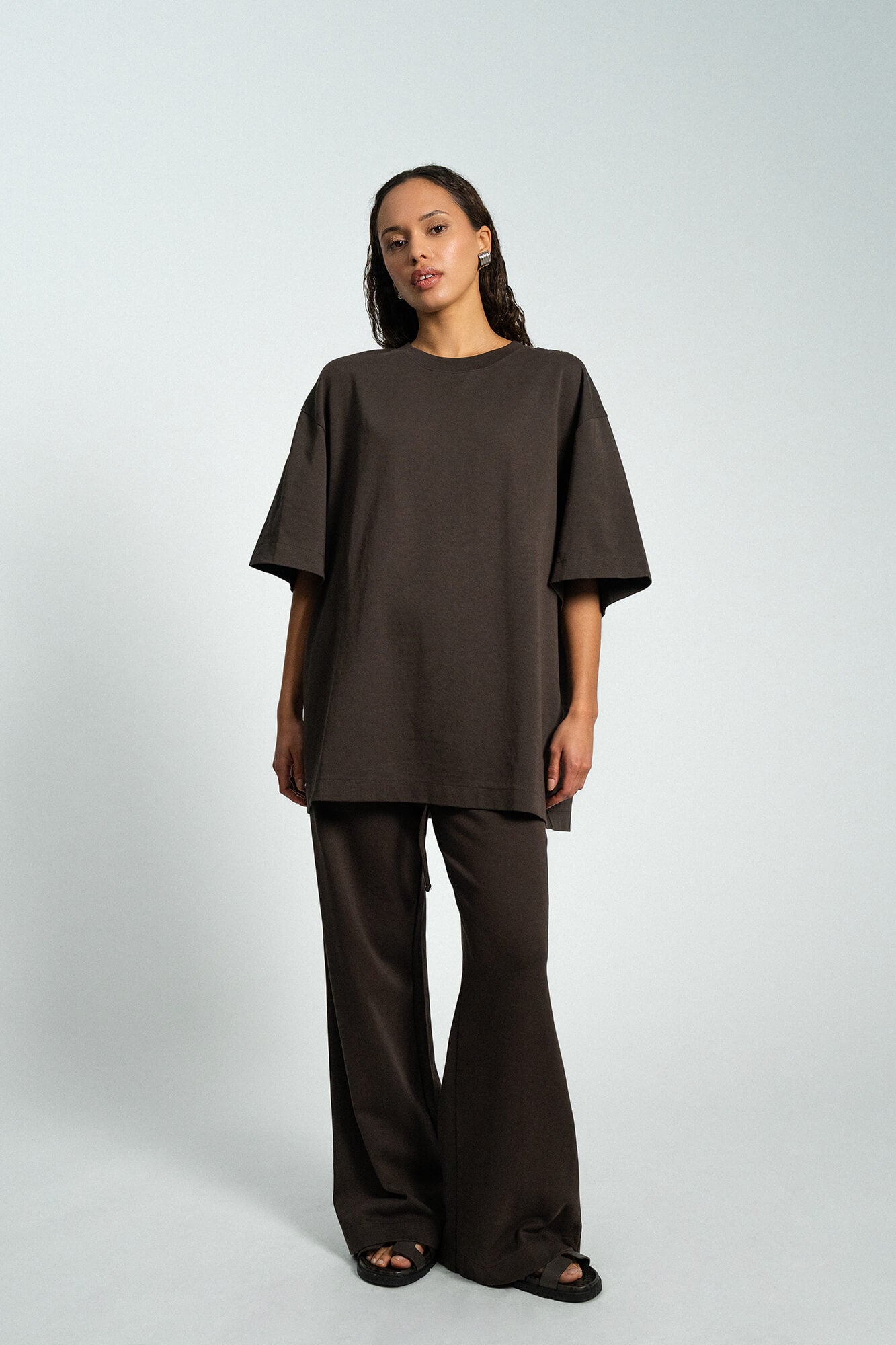 T-Shirt Sue dunkelbraun von vorne by VivalStudio