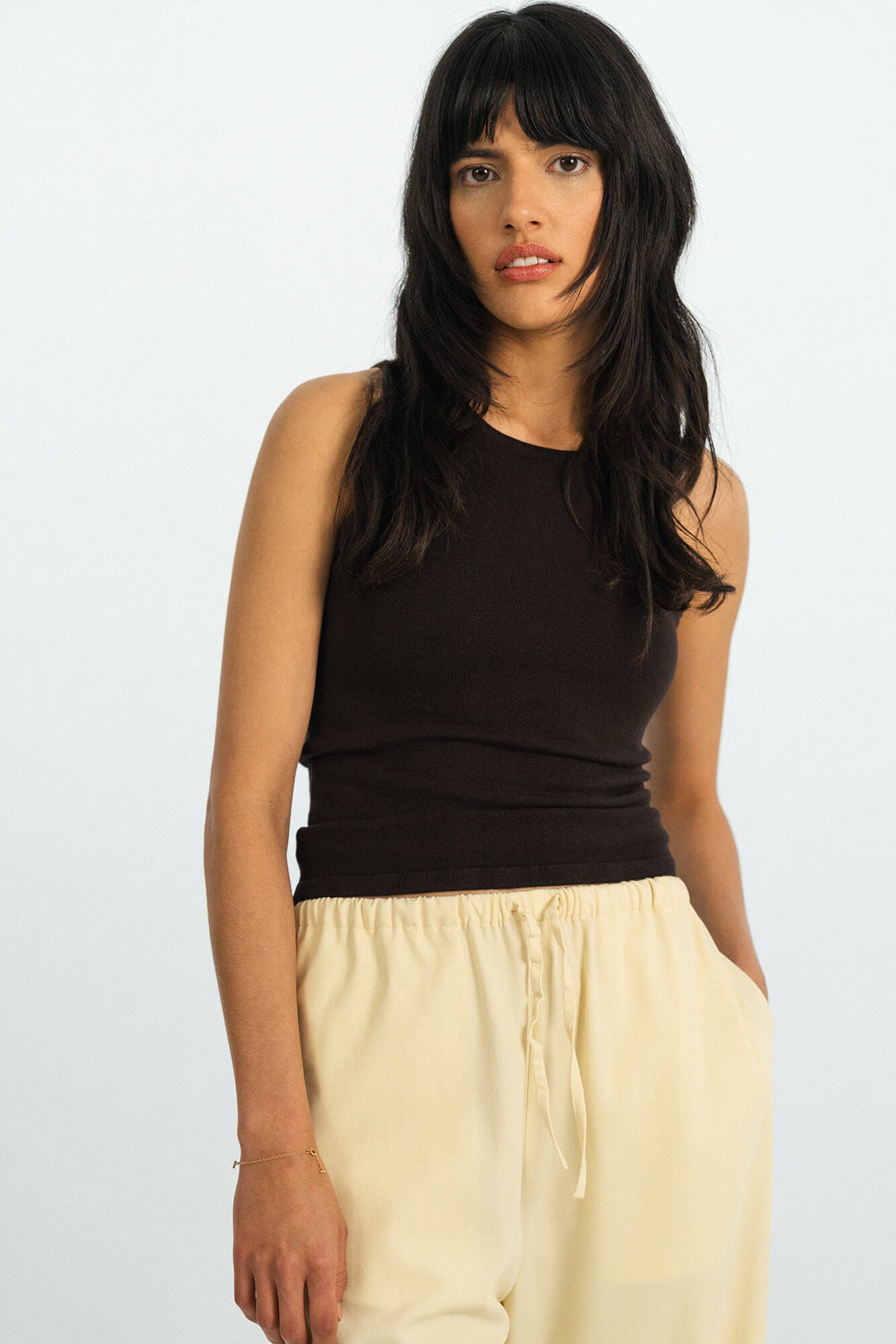 Tank Top Rim in Dunkelbraun von vorne by VIVAL.STUDIO