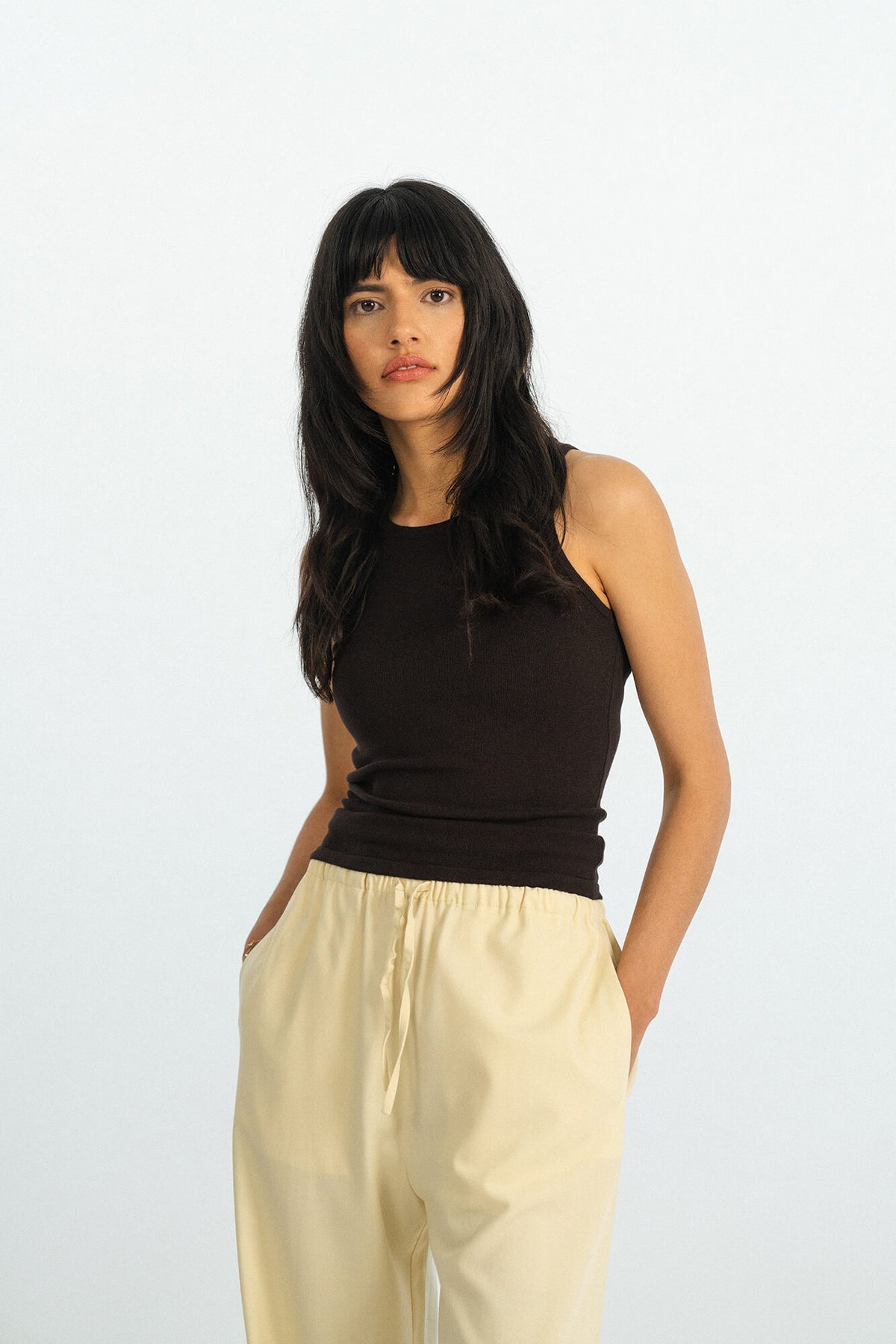 Tank Top Rim in Dunkelbraun von vorne by VIVAL.STUDIO