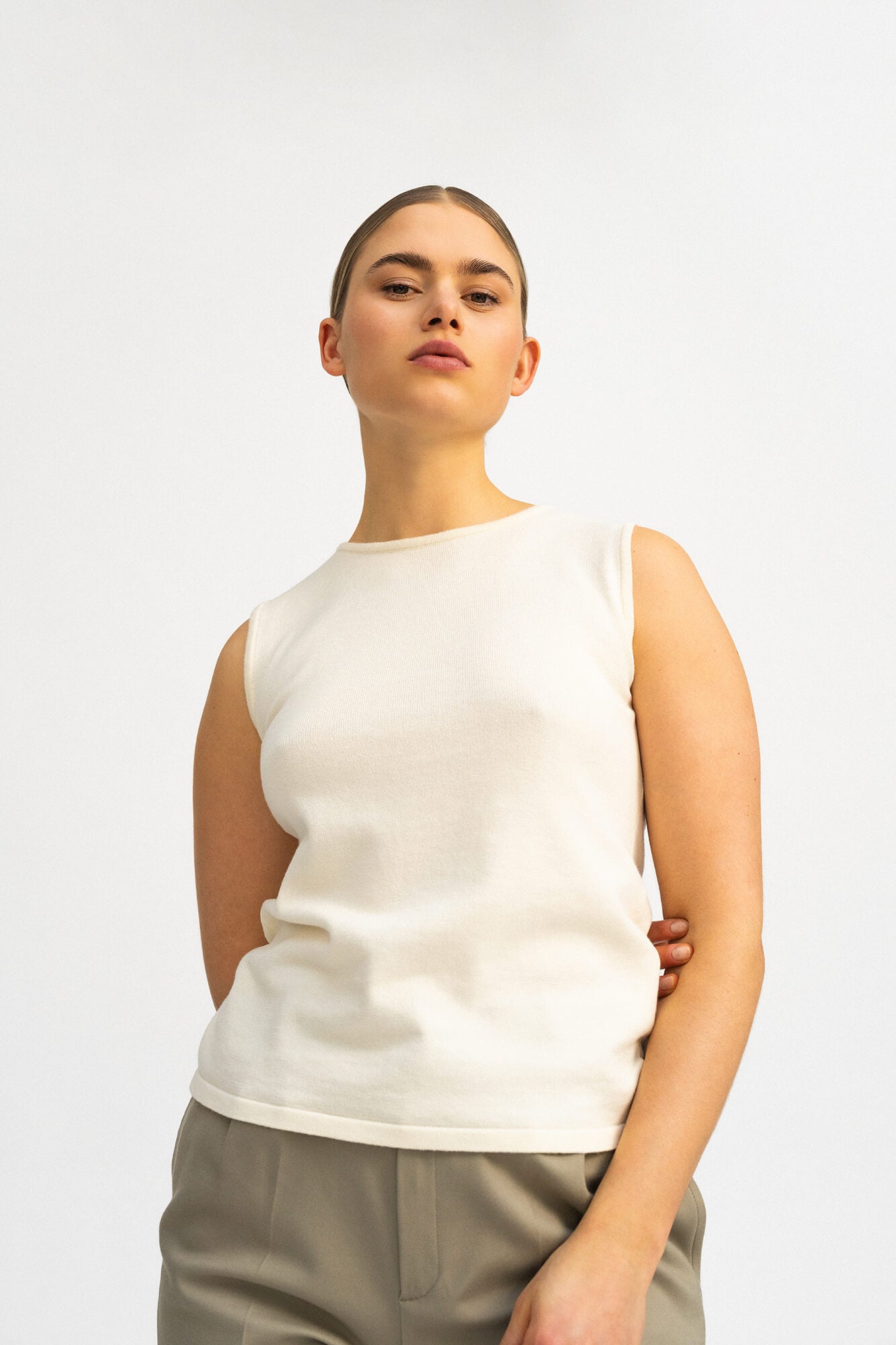 Top Blair in Offwhite von vorne by VIVAL.STUDIO