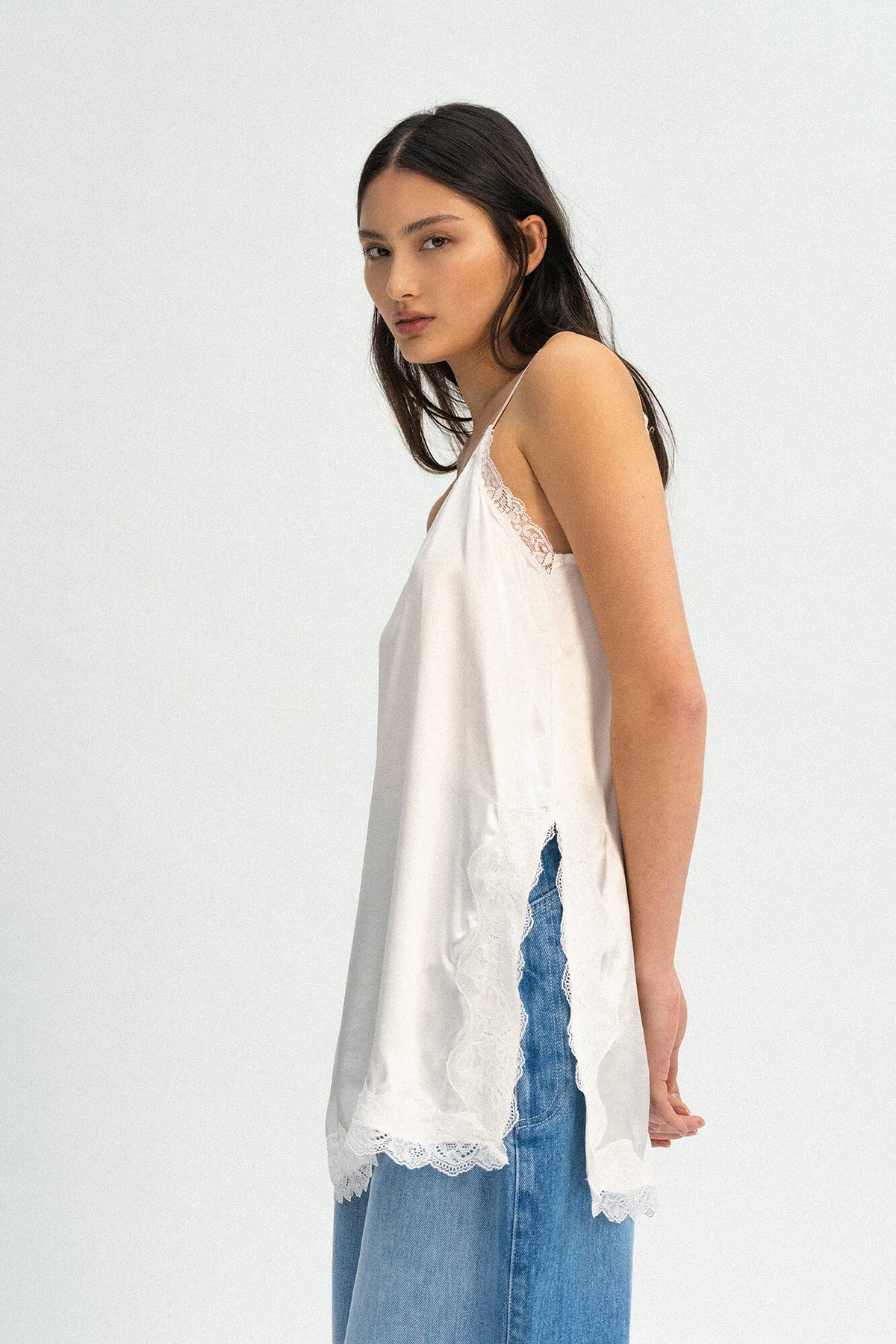 Top Lacie in Offwhite von der Seite by VIVAL.STUDIO