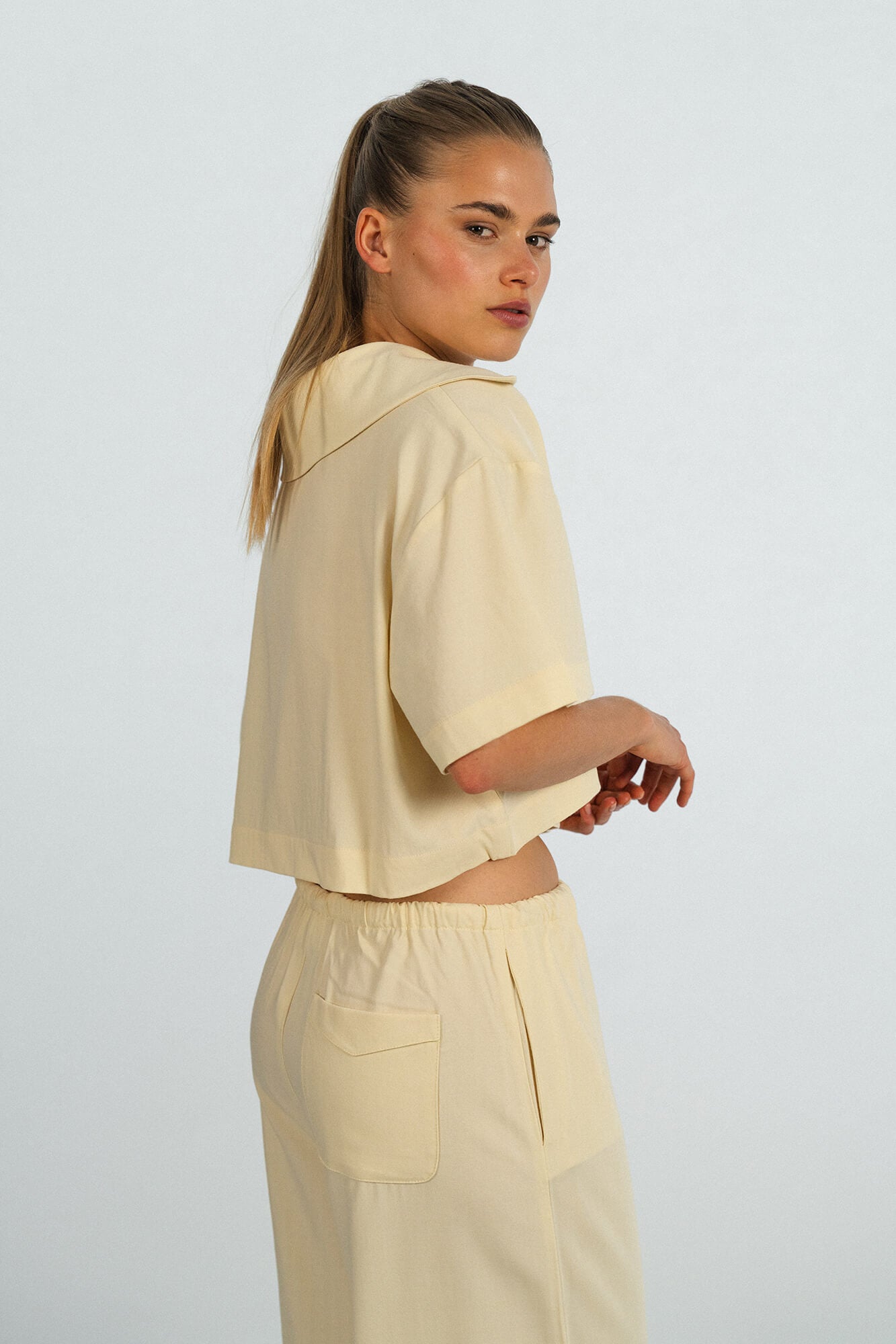 Top Liv in Butter seitlich by VIVAL.STUDIO