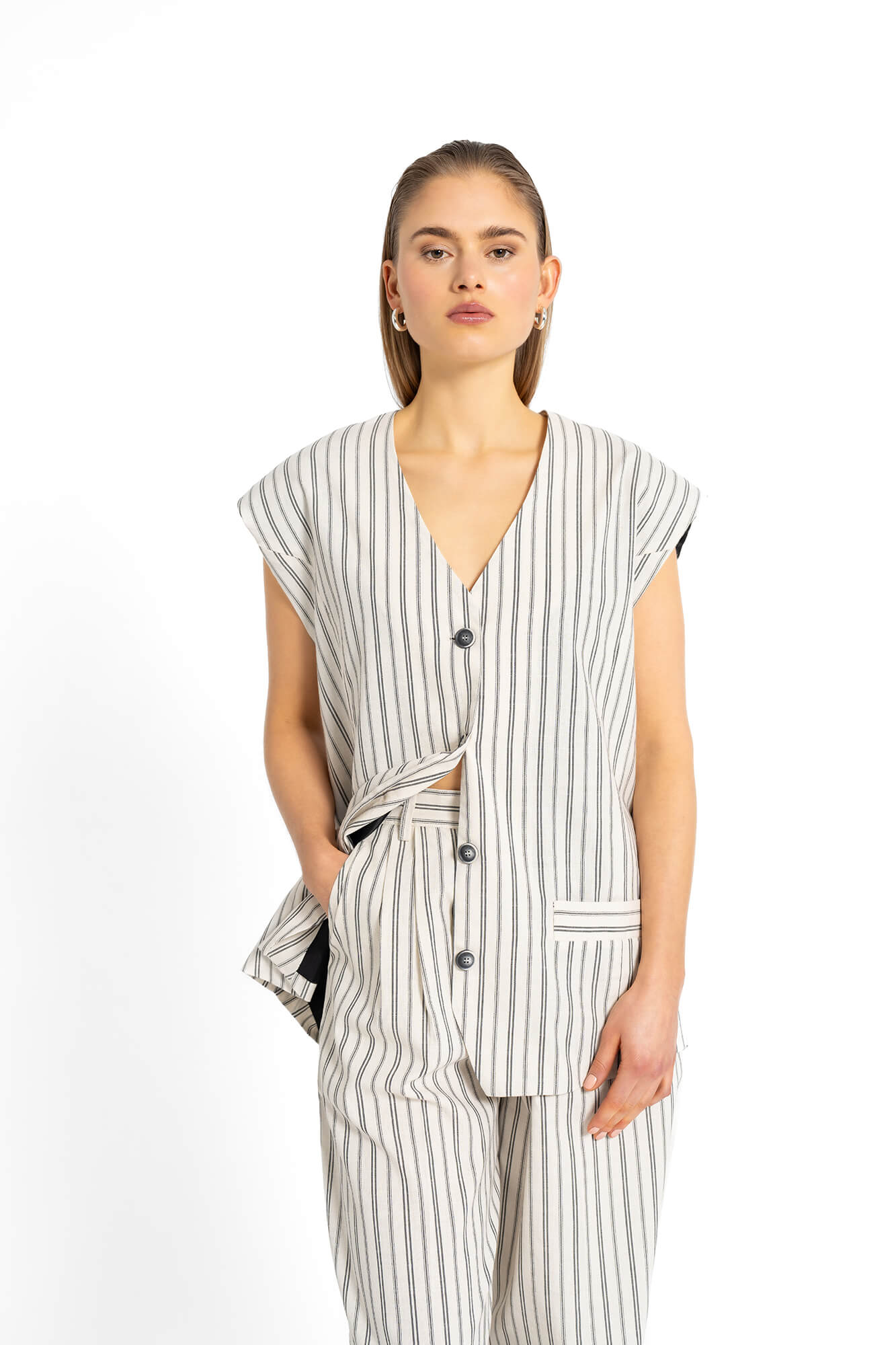 Weste Edda in Creme Schwarz by VIVAL.STUDIO