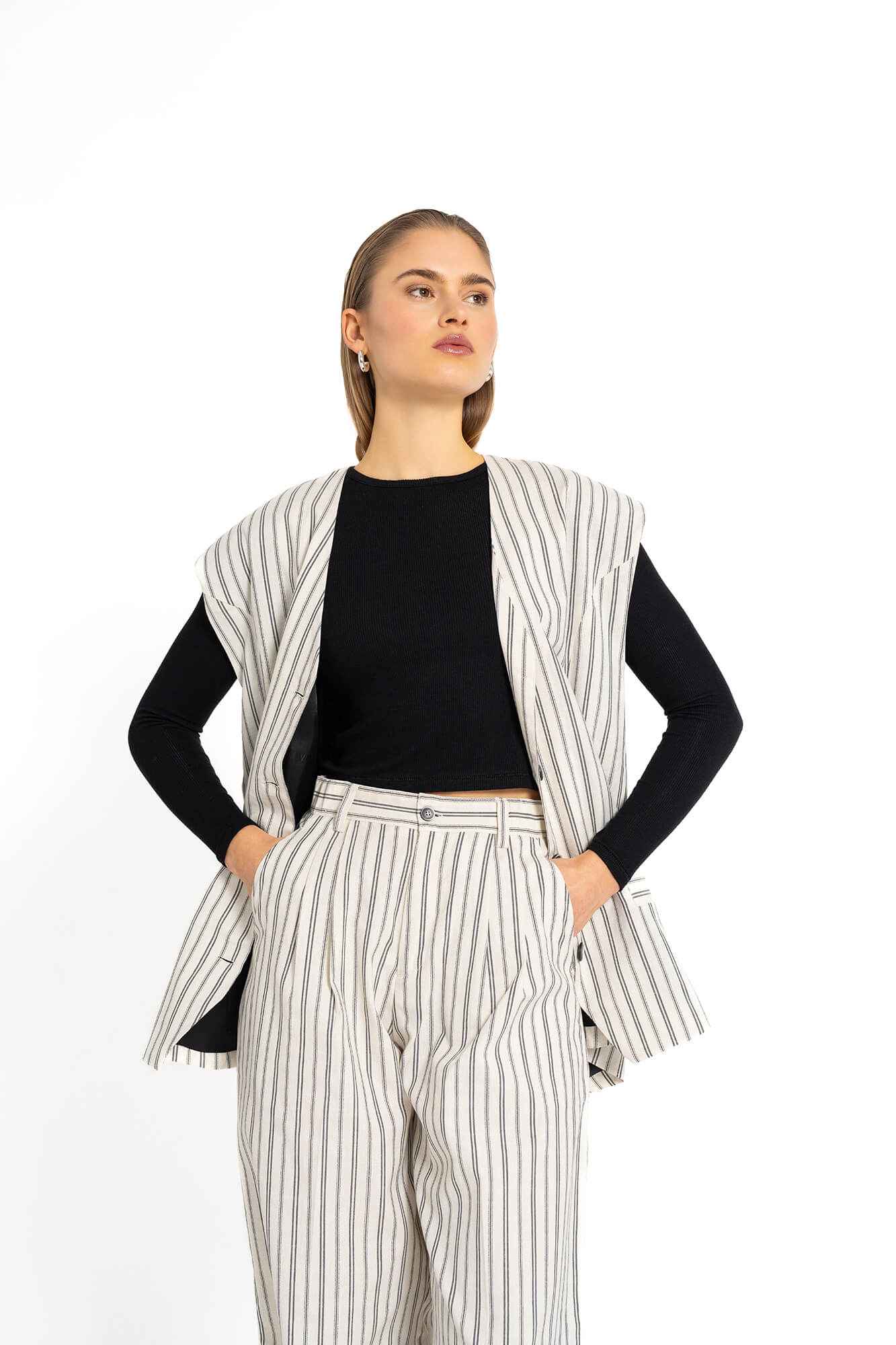 Weste Edda in Creme Schwarz by VIVAL.STUDIO