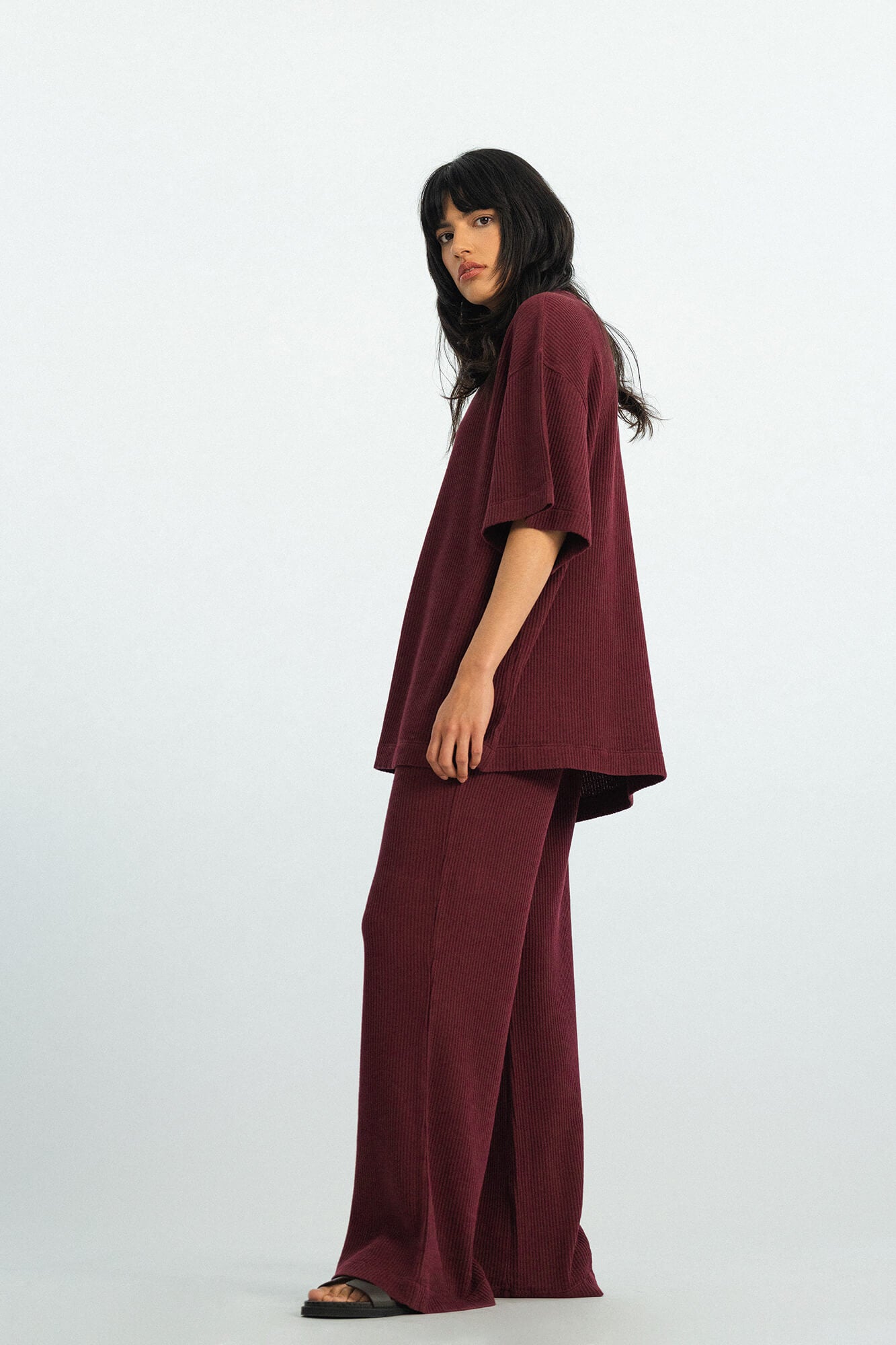 Hose Skye in Burgundy von der seite by VIVAL.STUDIO