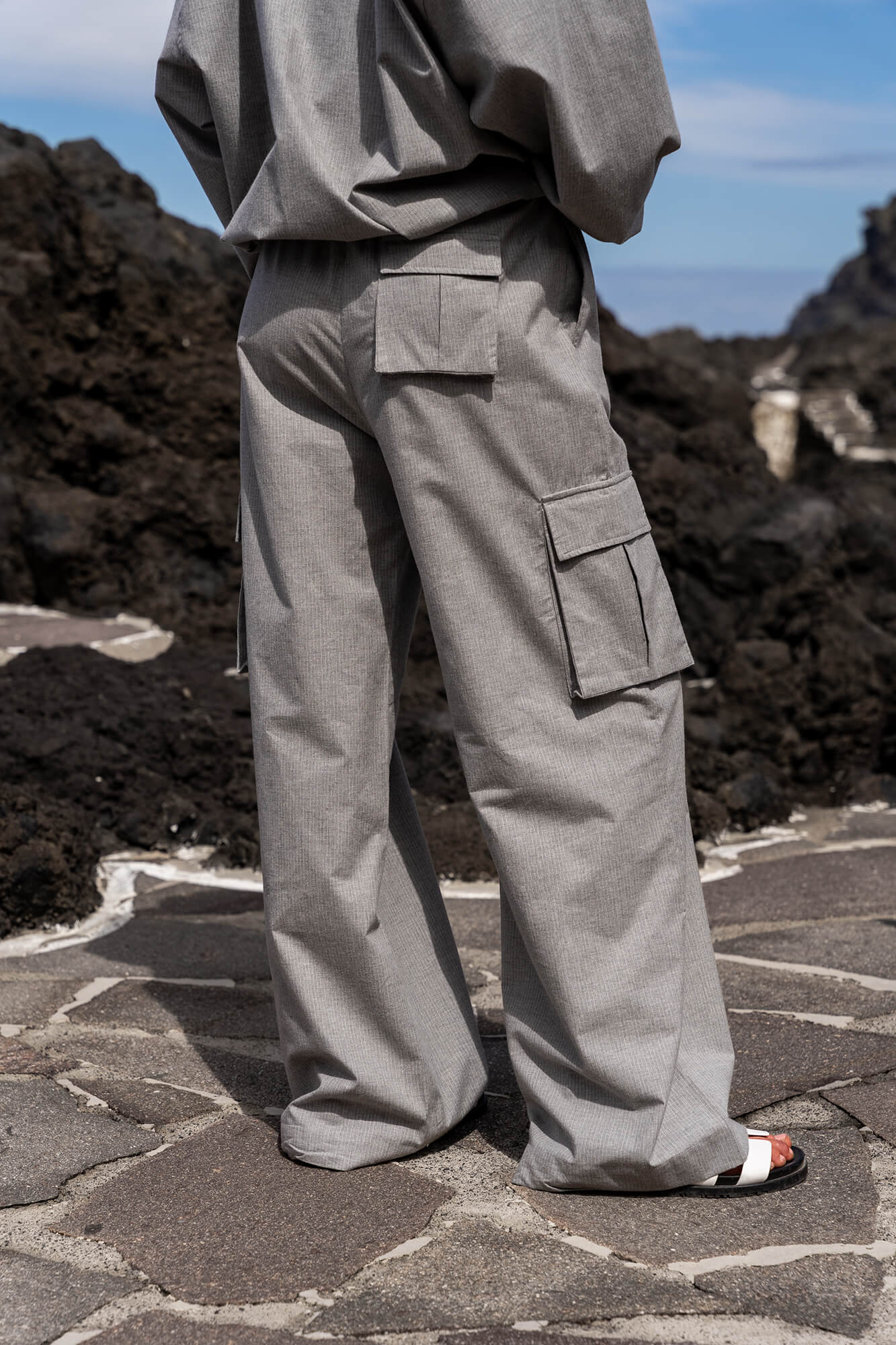 Hose Kim in hellgrau by VIVAL.STUDIO