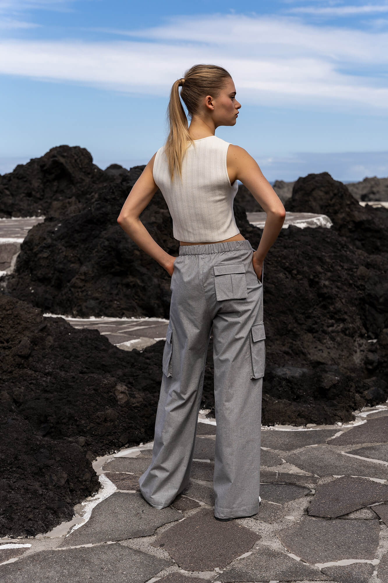 Hose Kim in hellgrau by VIVAL.STUDIO