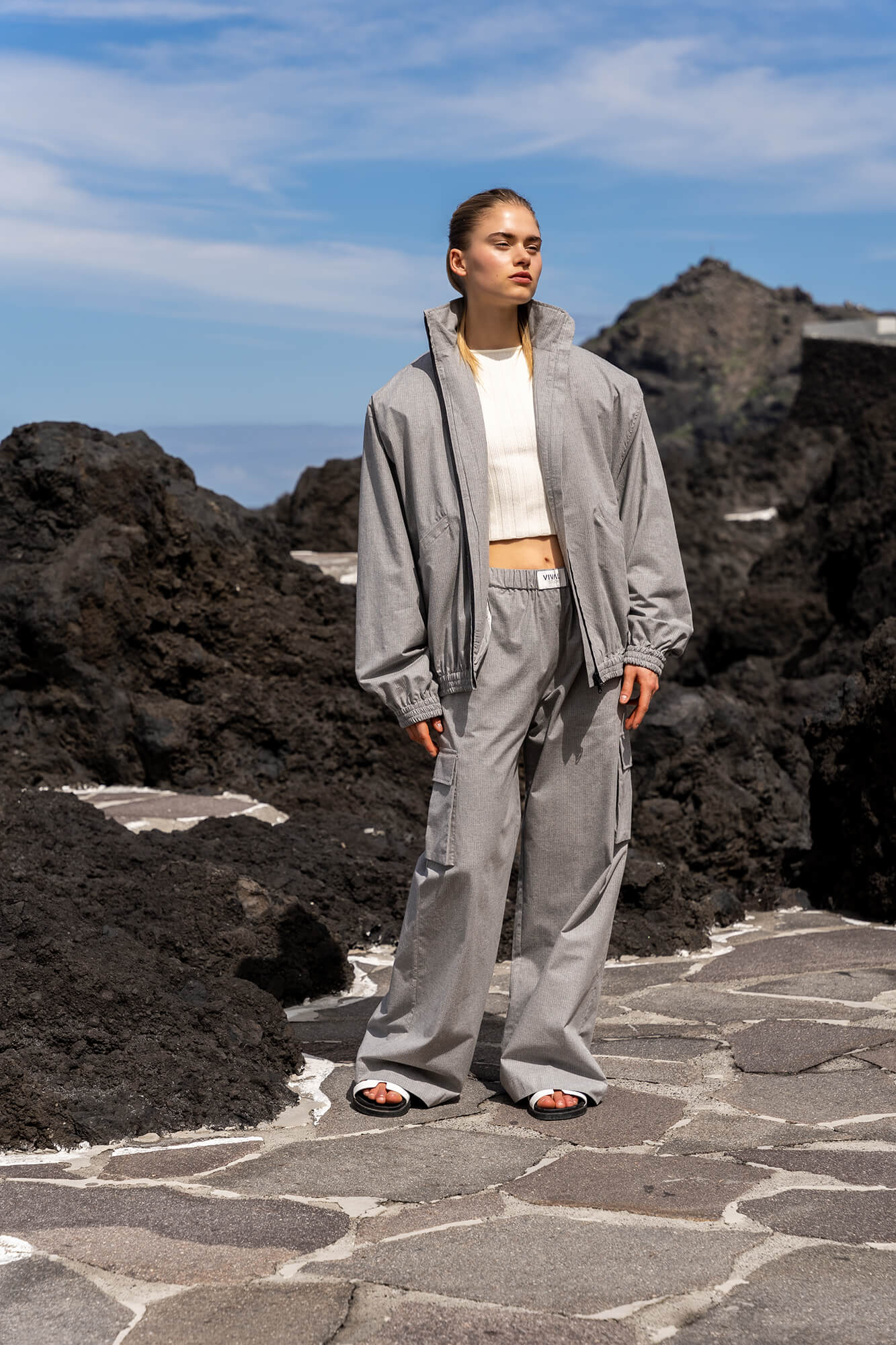 Hose Kim in hellgrau by VIVAL.STUDIO