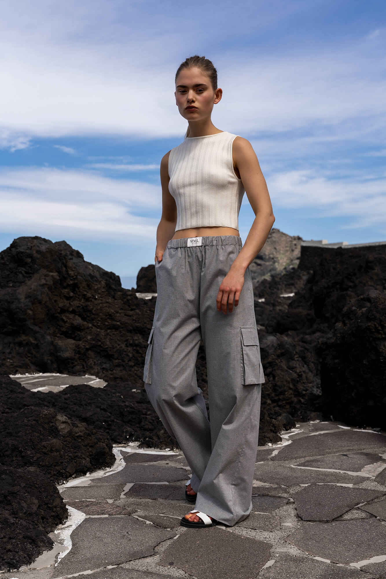 Hose Kim in hellgrau by VIVAL.STUDIO