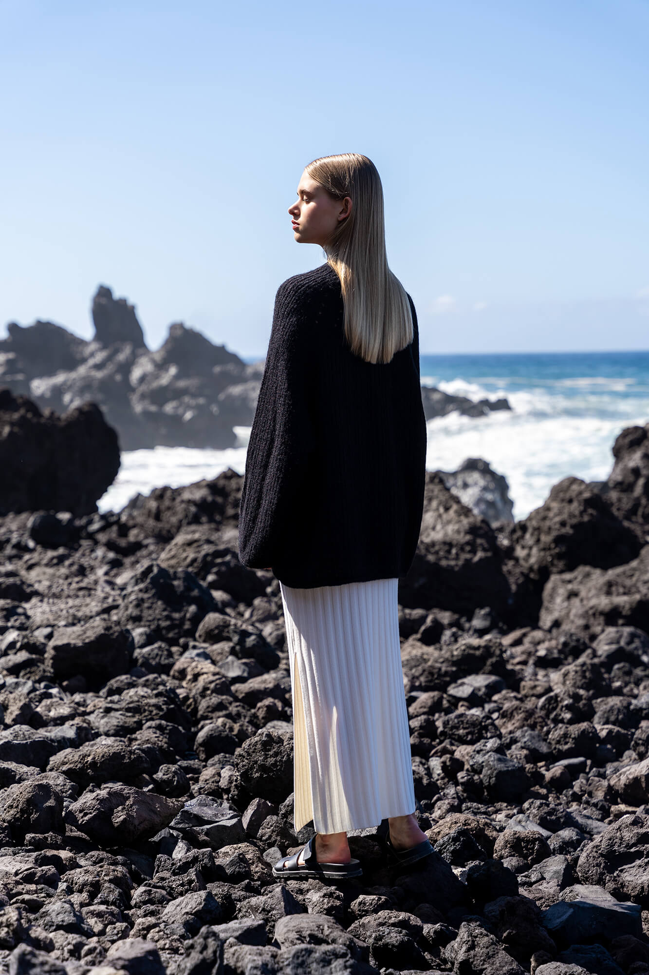 Pullover Philie in schwarz by VIVAL.STUDIO