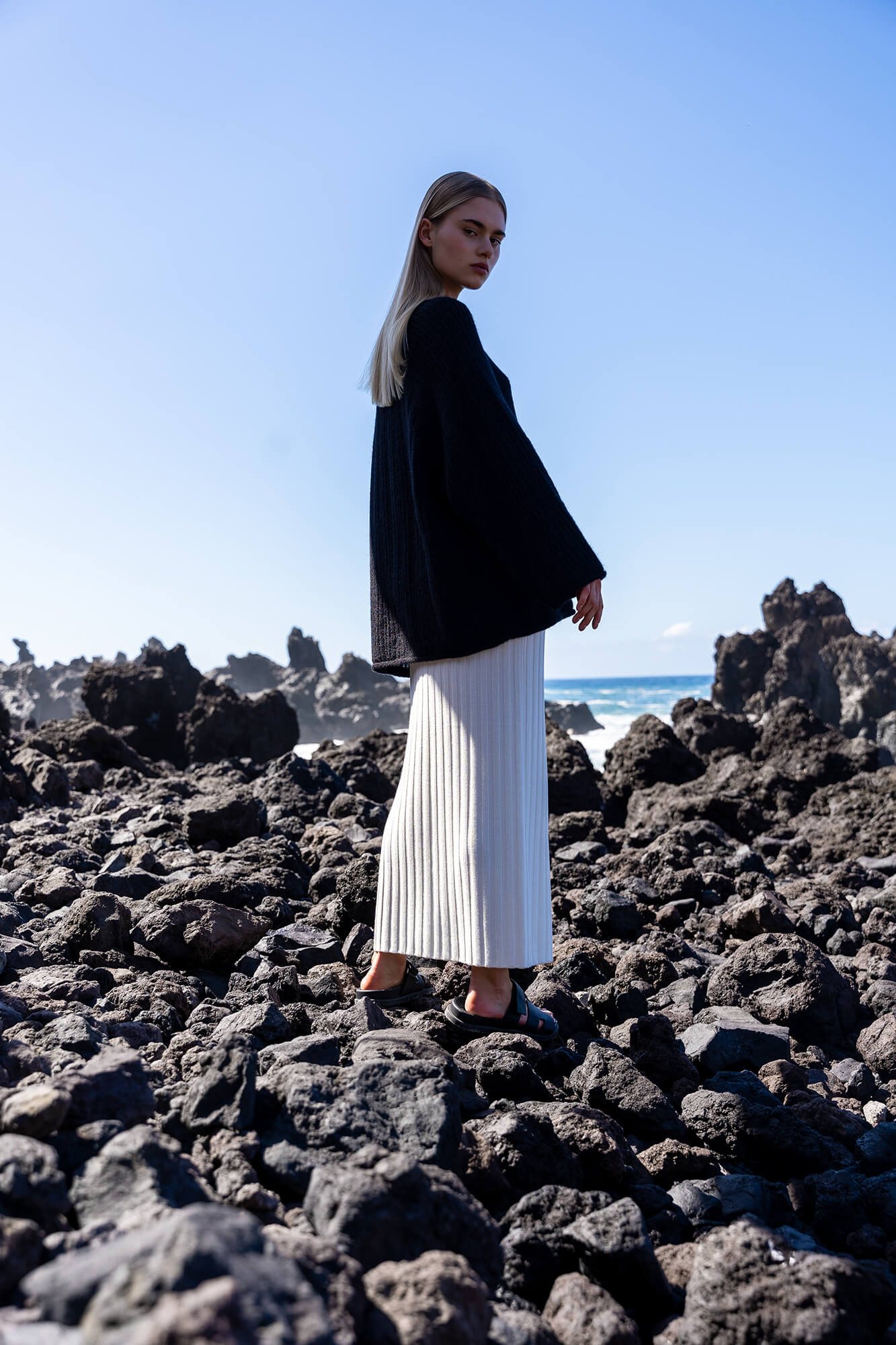 Pullover Philie in schwarz by VIVAL.STUDIO
