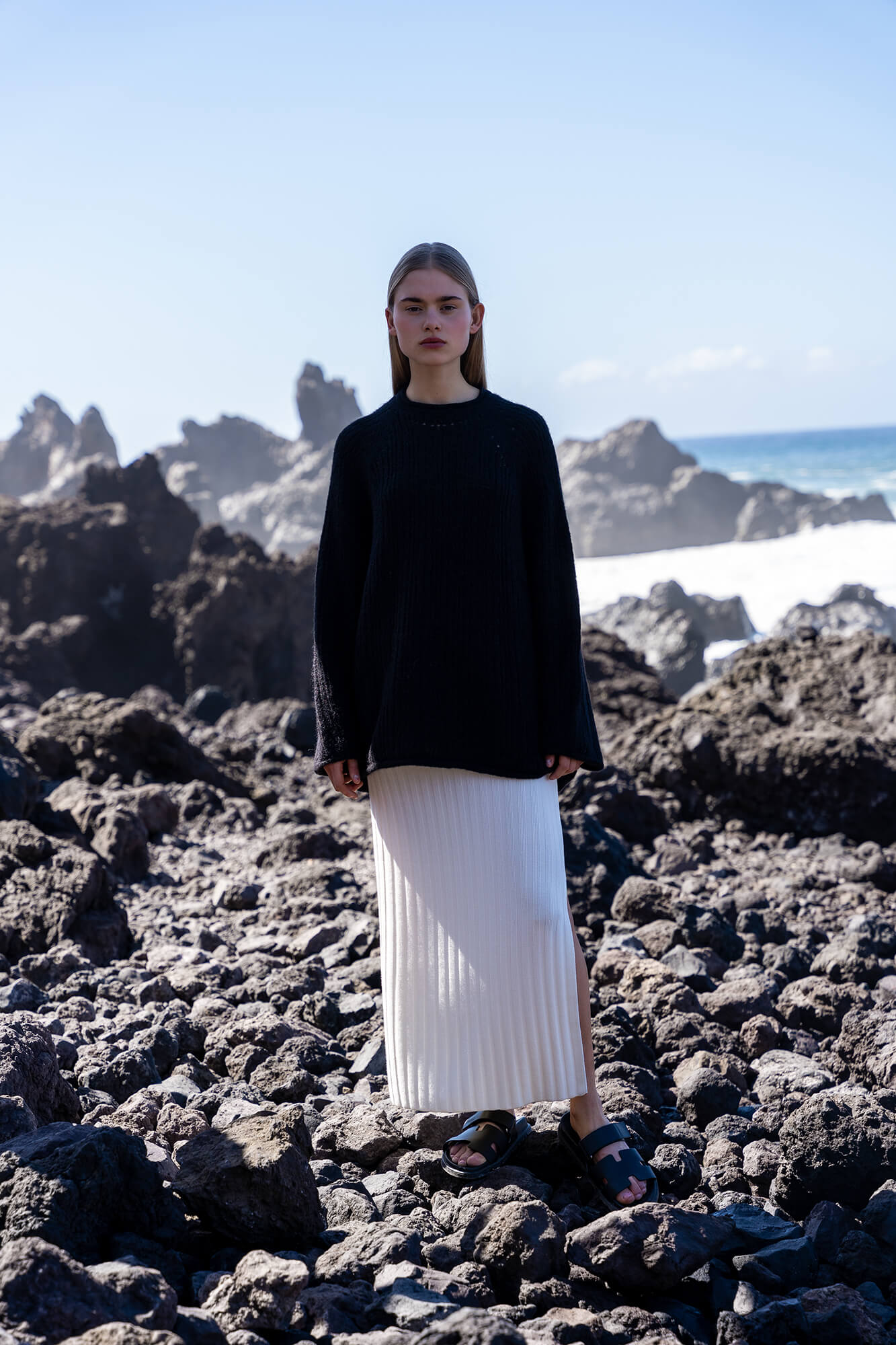 Pullover Philie in schwarz by VIVAL.STUDIO