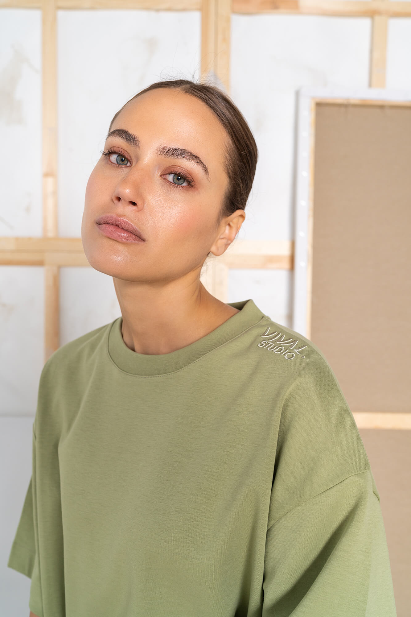 T-Shirt Sue in oliv by VIVAL.STUDIO