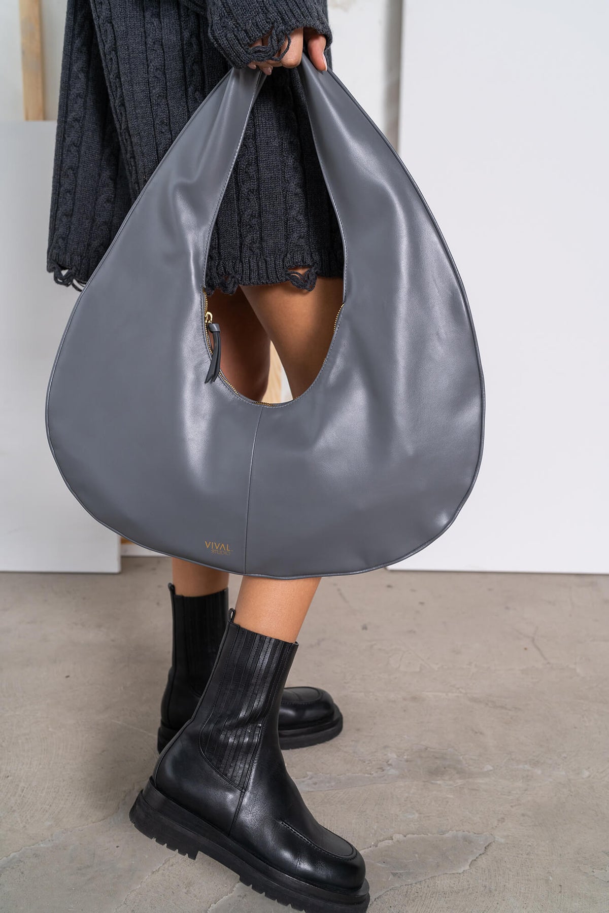 Tasche Kat in anthrazit by VIVAL.STUDIO