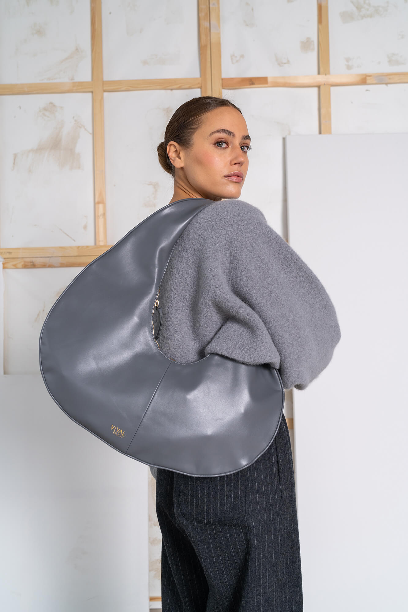 Tasche Kat in anthrazit by VIVAL.STUDIO