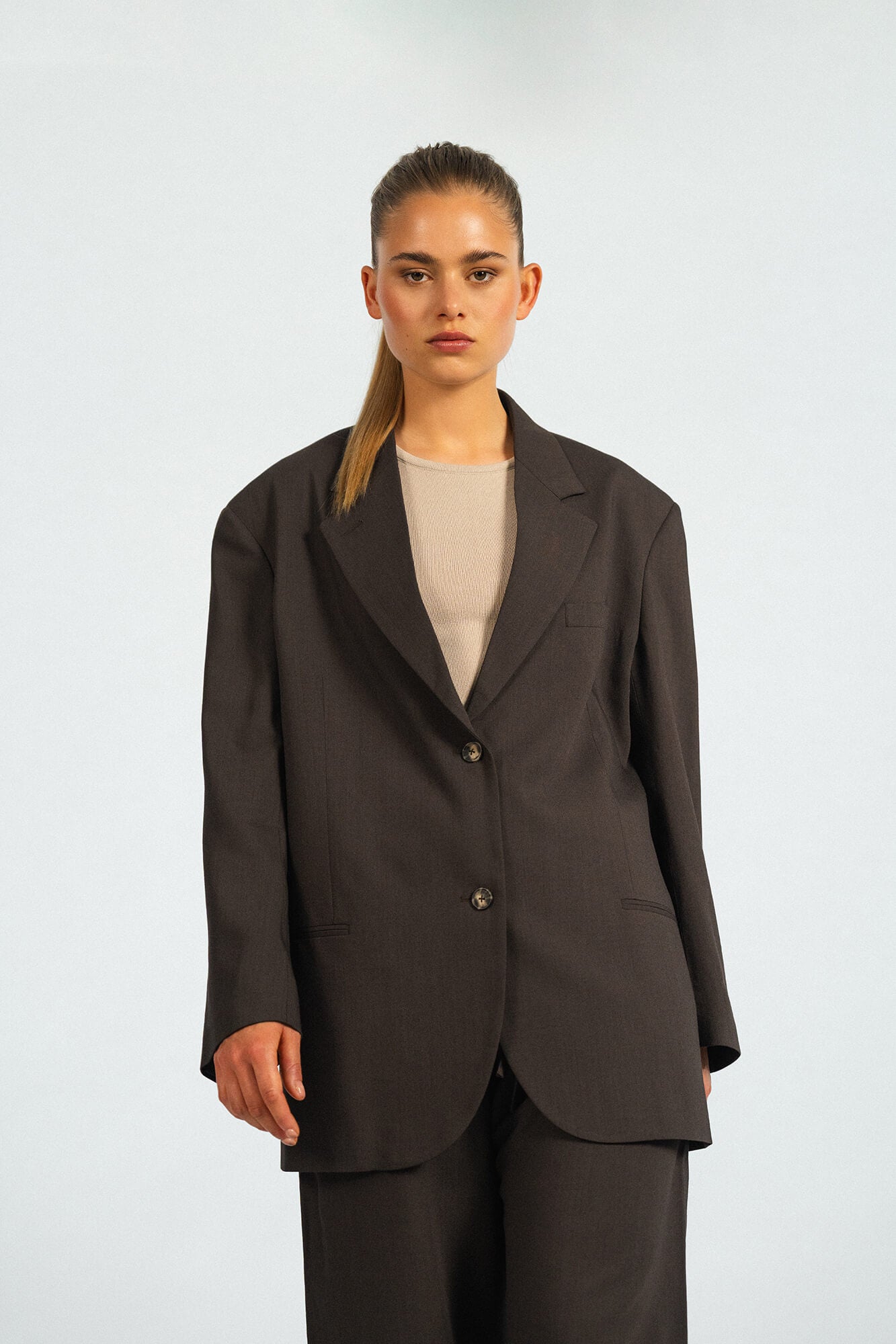 Blazer Liv in Dunkelbraun von vorne by VIVAL.STUDIO